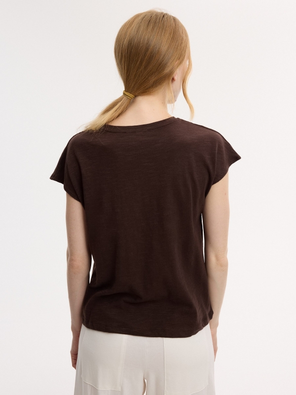 Basic linen T-shirt chocolate middle back view