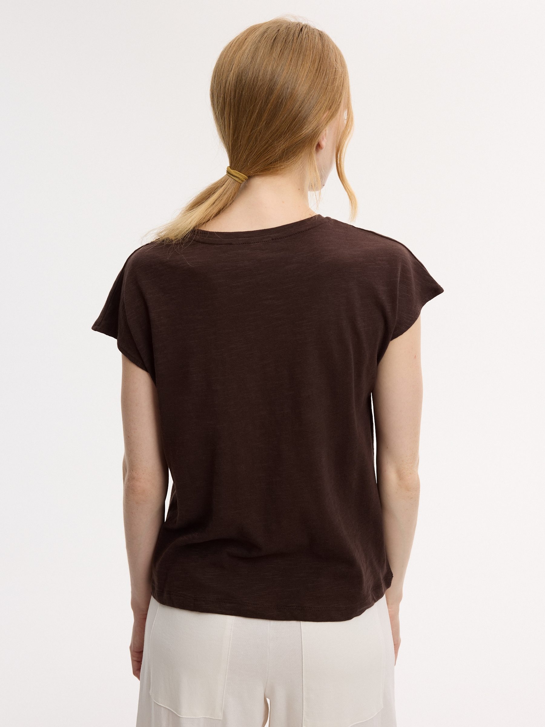 Camiseta básica de linho chocolate vista meia frontal