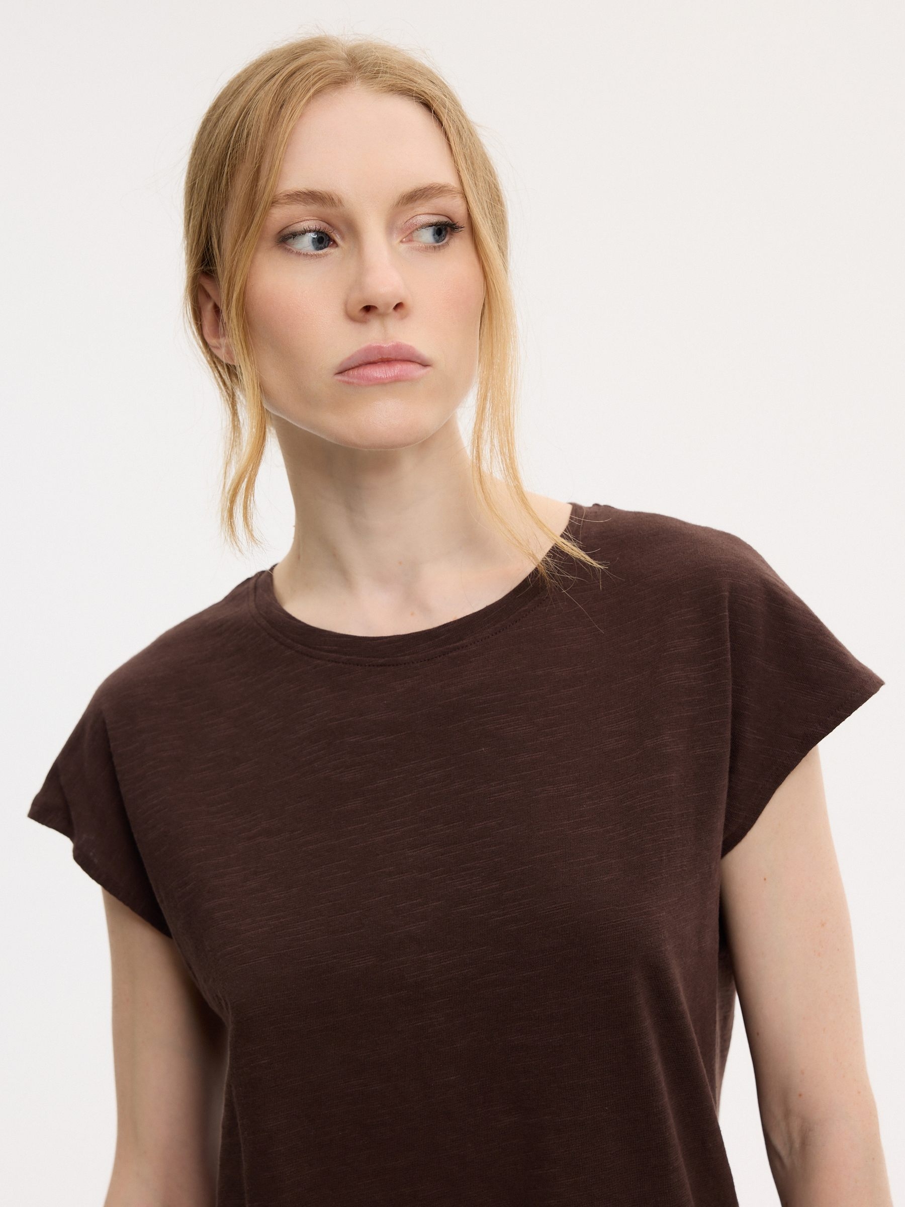 Camiseta básica de linho chocolate vista meia frontal