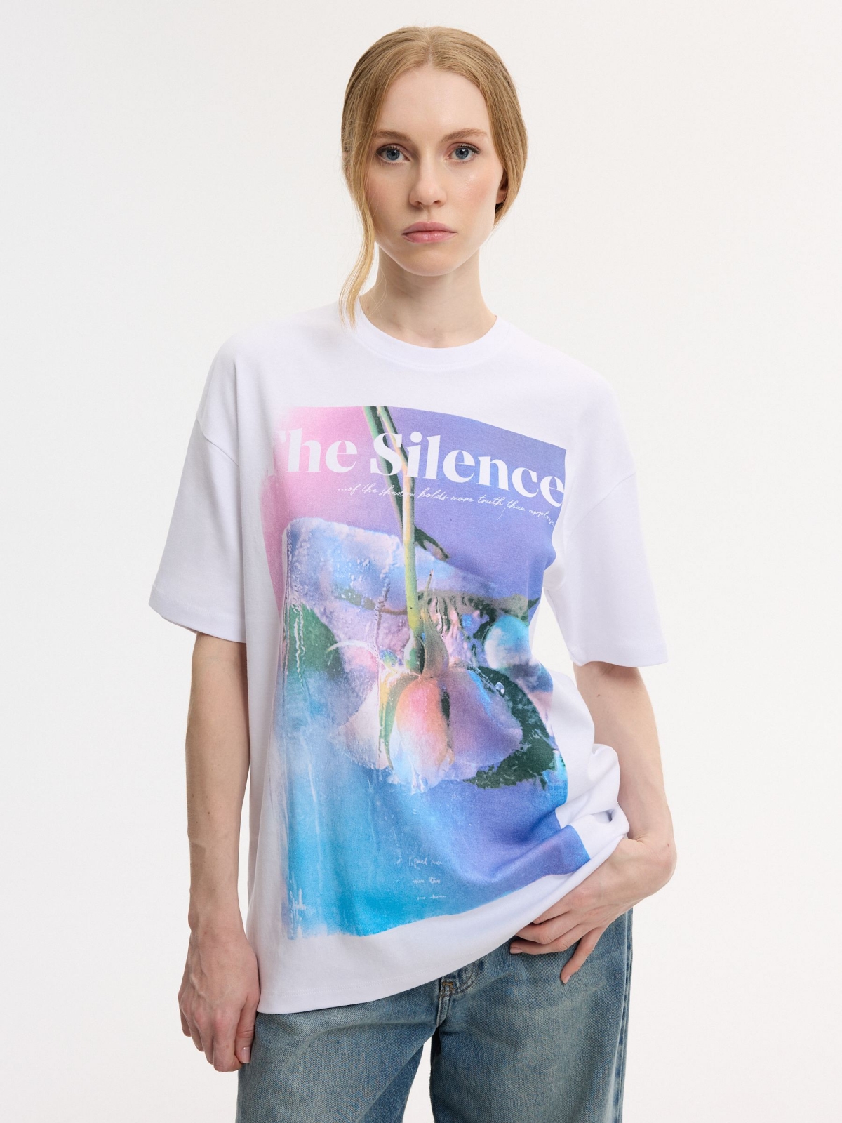Camiseta oversized flores branco vista meia frontal