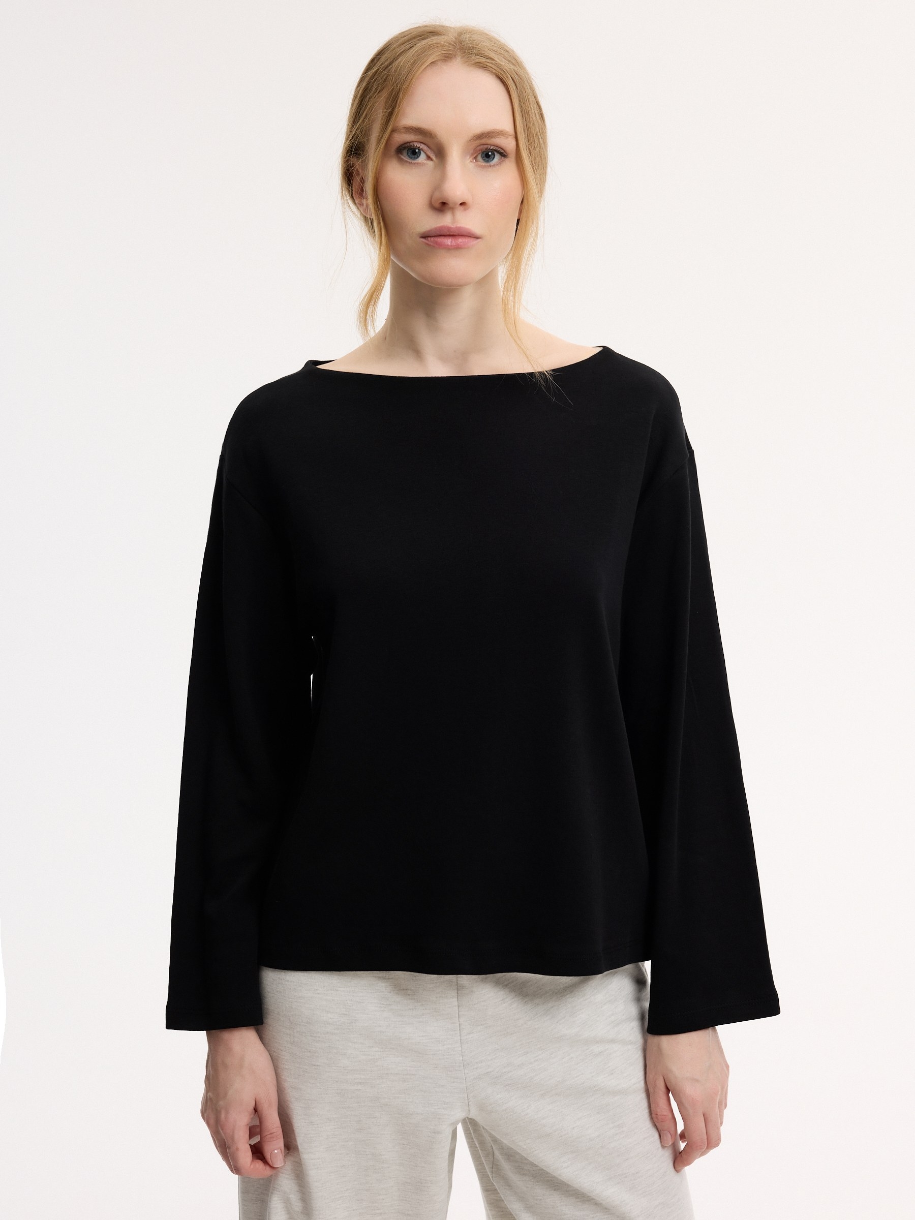 Camiseta básica manga larga cuello barco negro vista media frontal