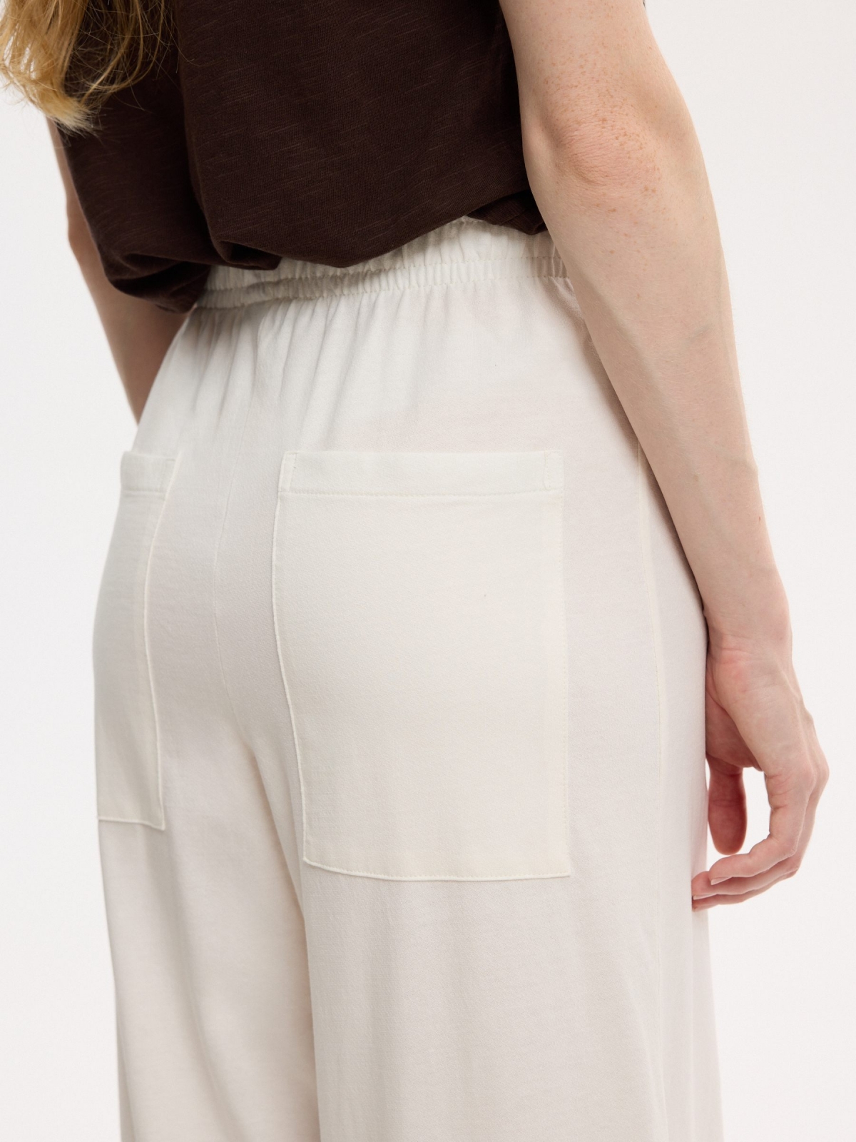 Pantalón fluido algodón tiro alto blanco roto vista detalle
