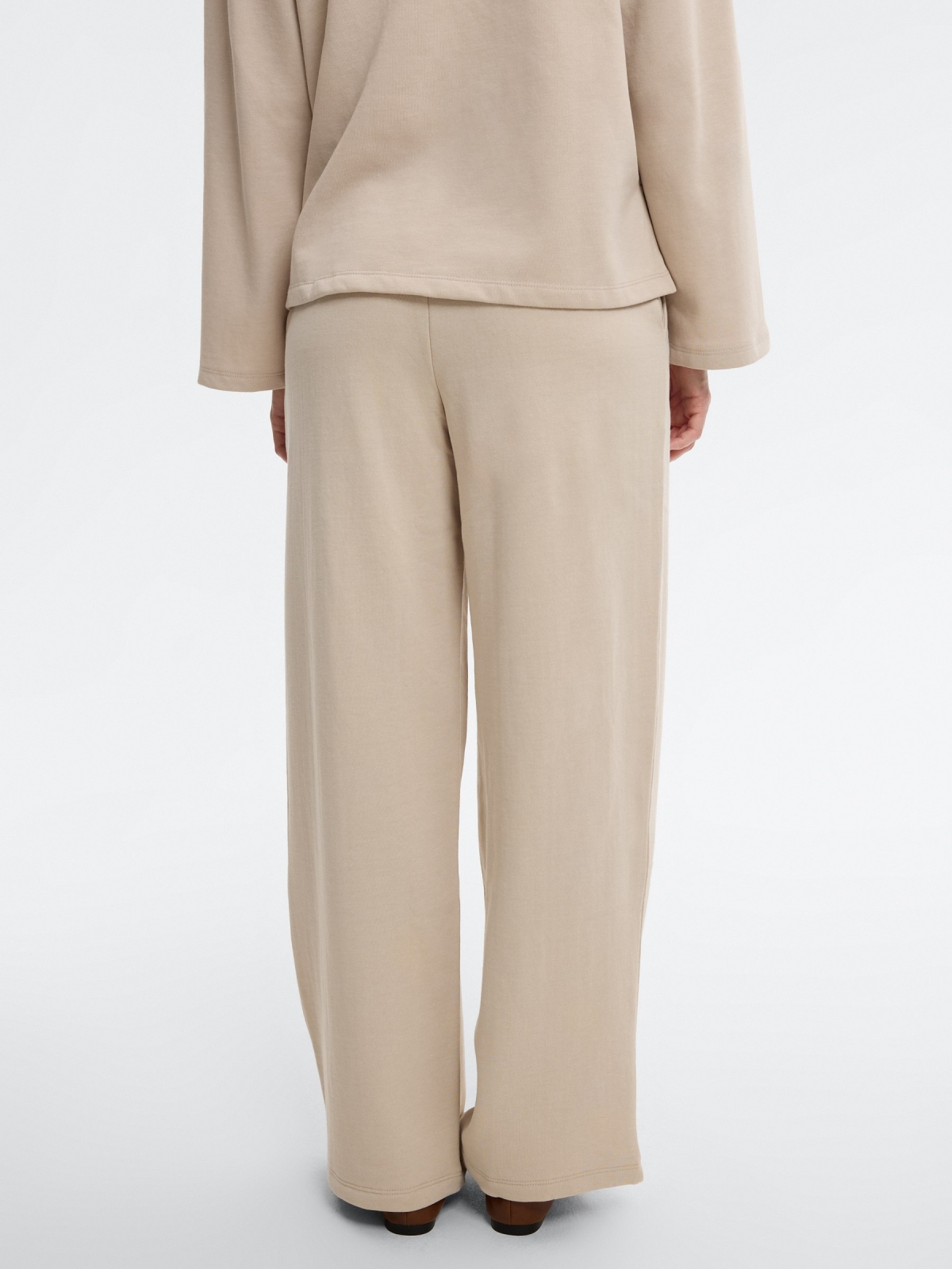 Pantalón chándal wide leg crudo vista media trasera