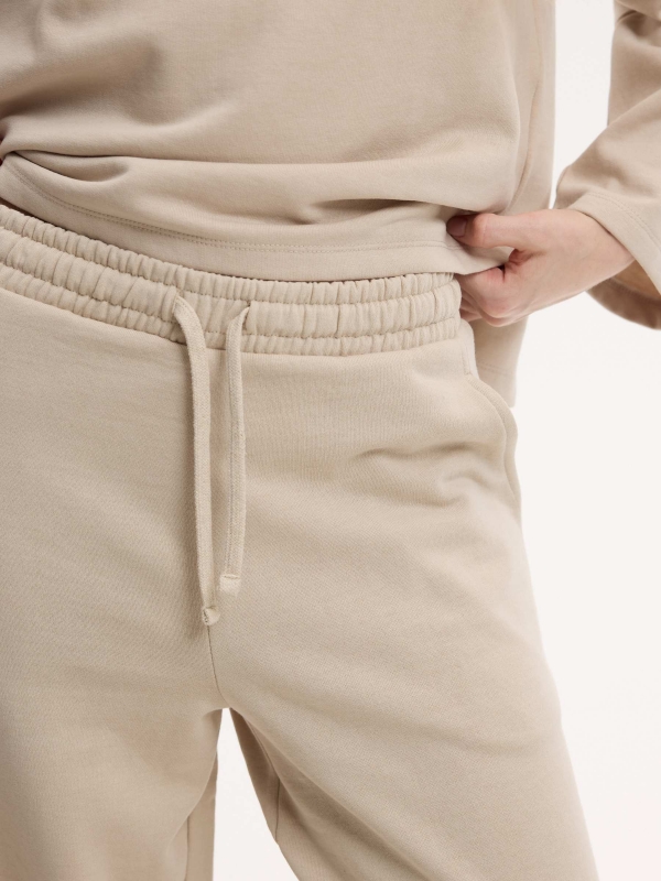 Pantalón chándal wide leg crudo vista detalle