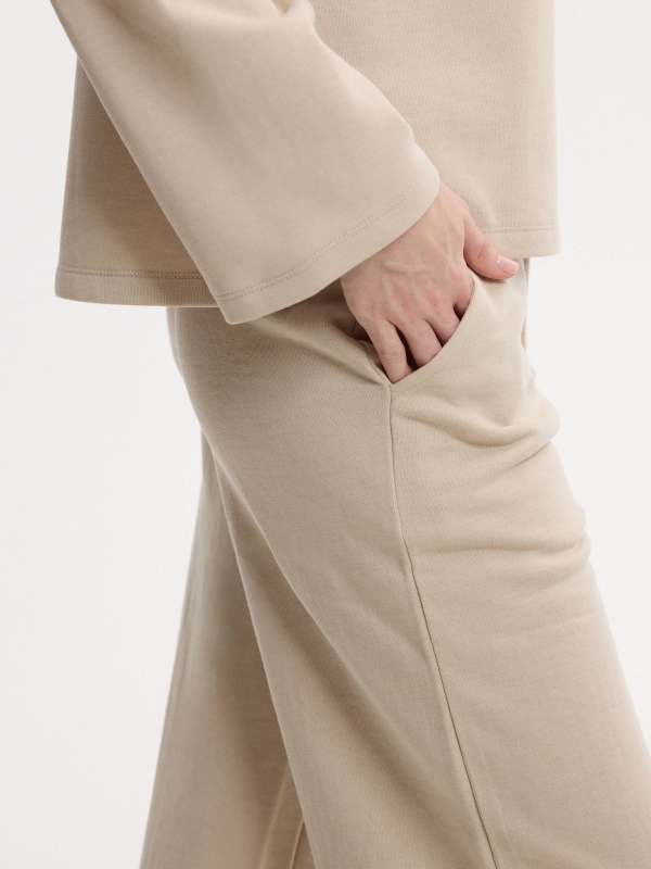 Pantalón chándal wide leg crudo vista detalle