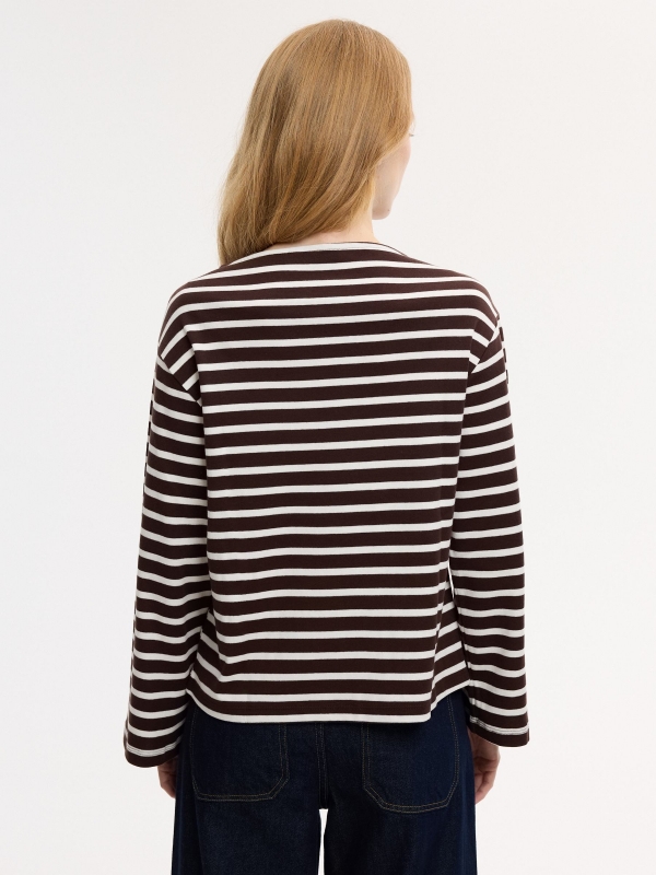 Camiseta básica listrada manga longa chocolate vista meia traseira