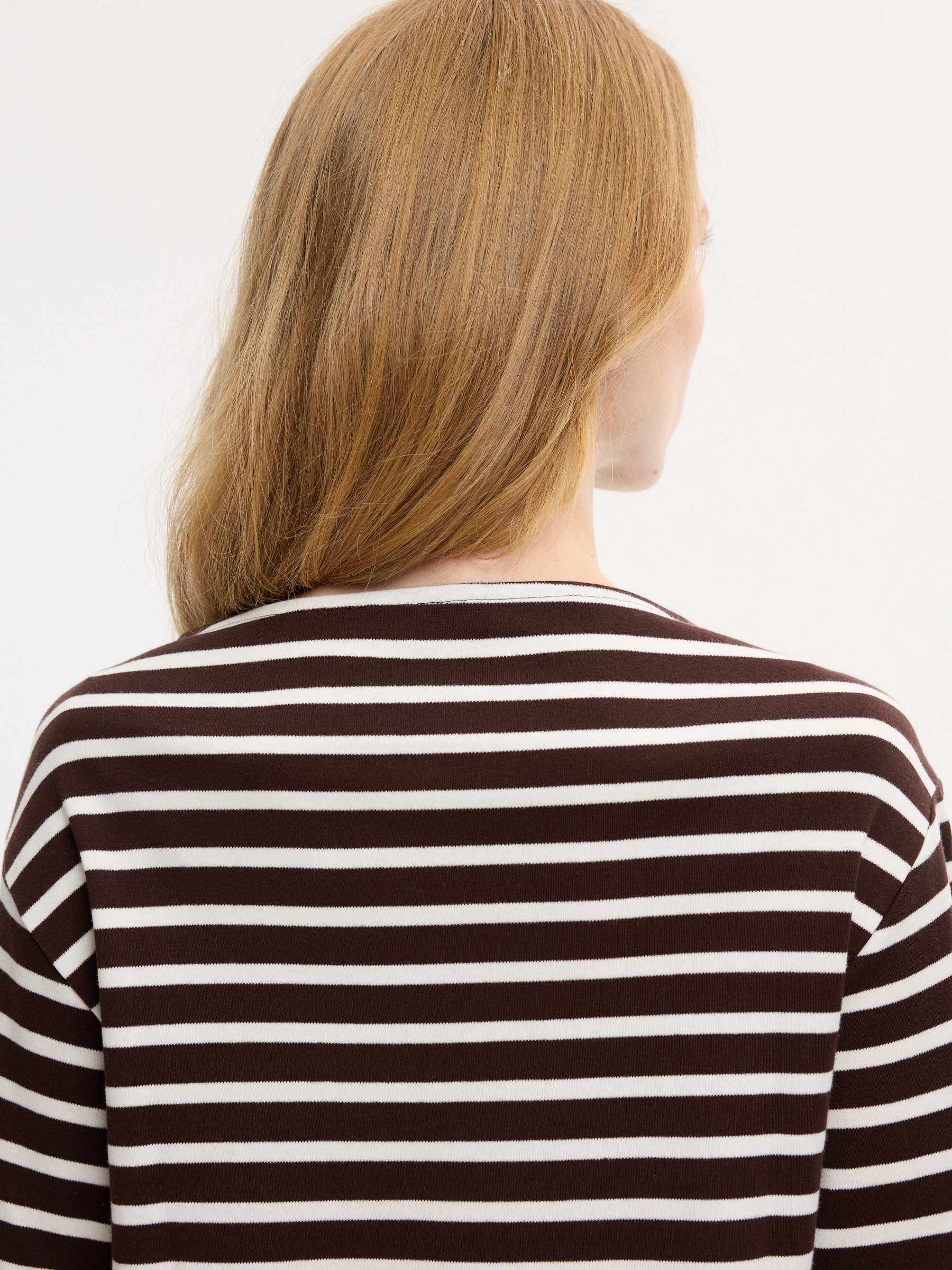 Camiseta básica listrada manga longa chocolate vista meia frontal