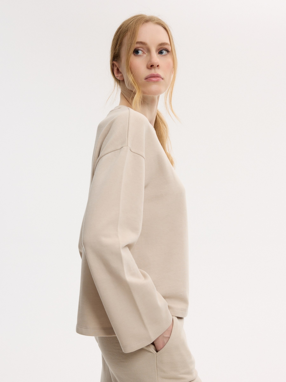 Basic crew neck fleece sweatshirt beige detail view