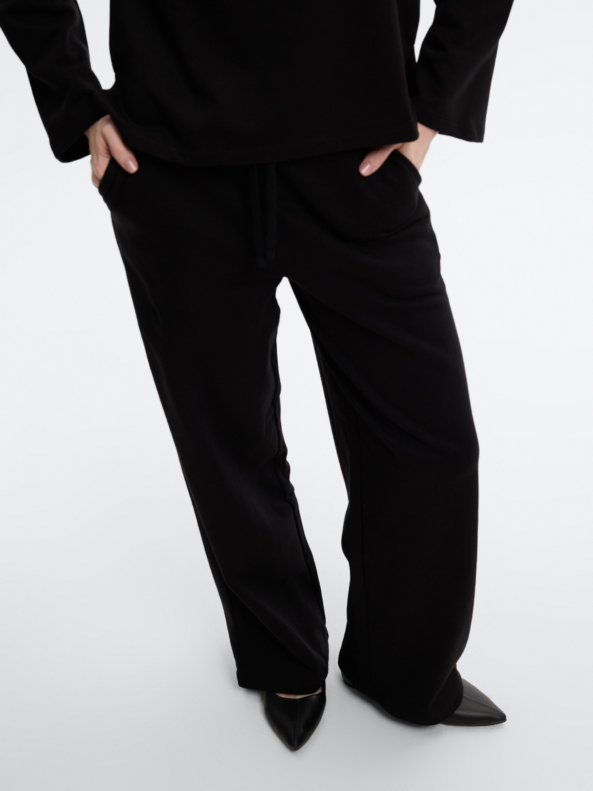 Pantalón chándal wide leg negro vista media frontal