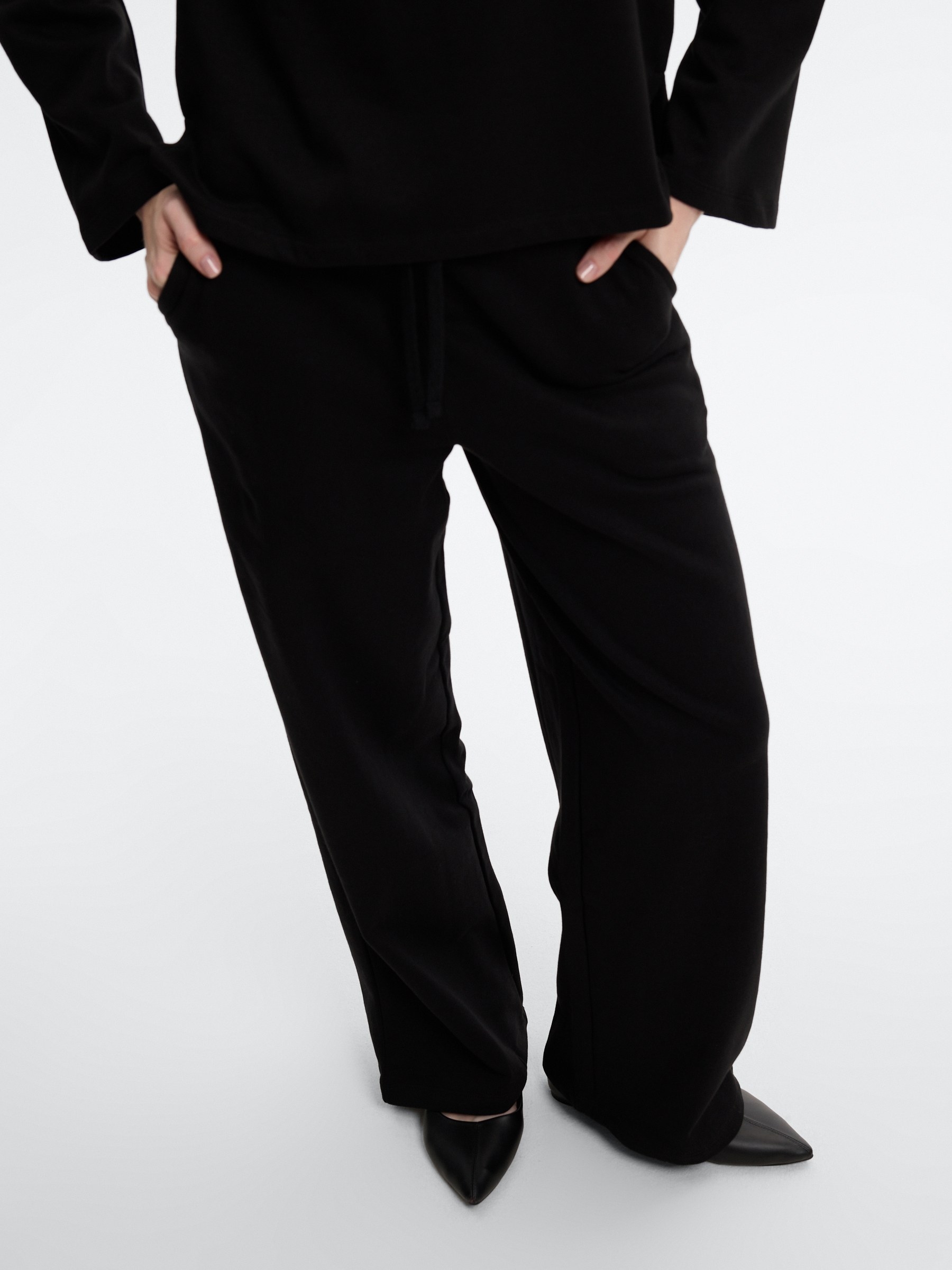 Pantalón chándal wide leg negro vista general frontal