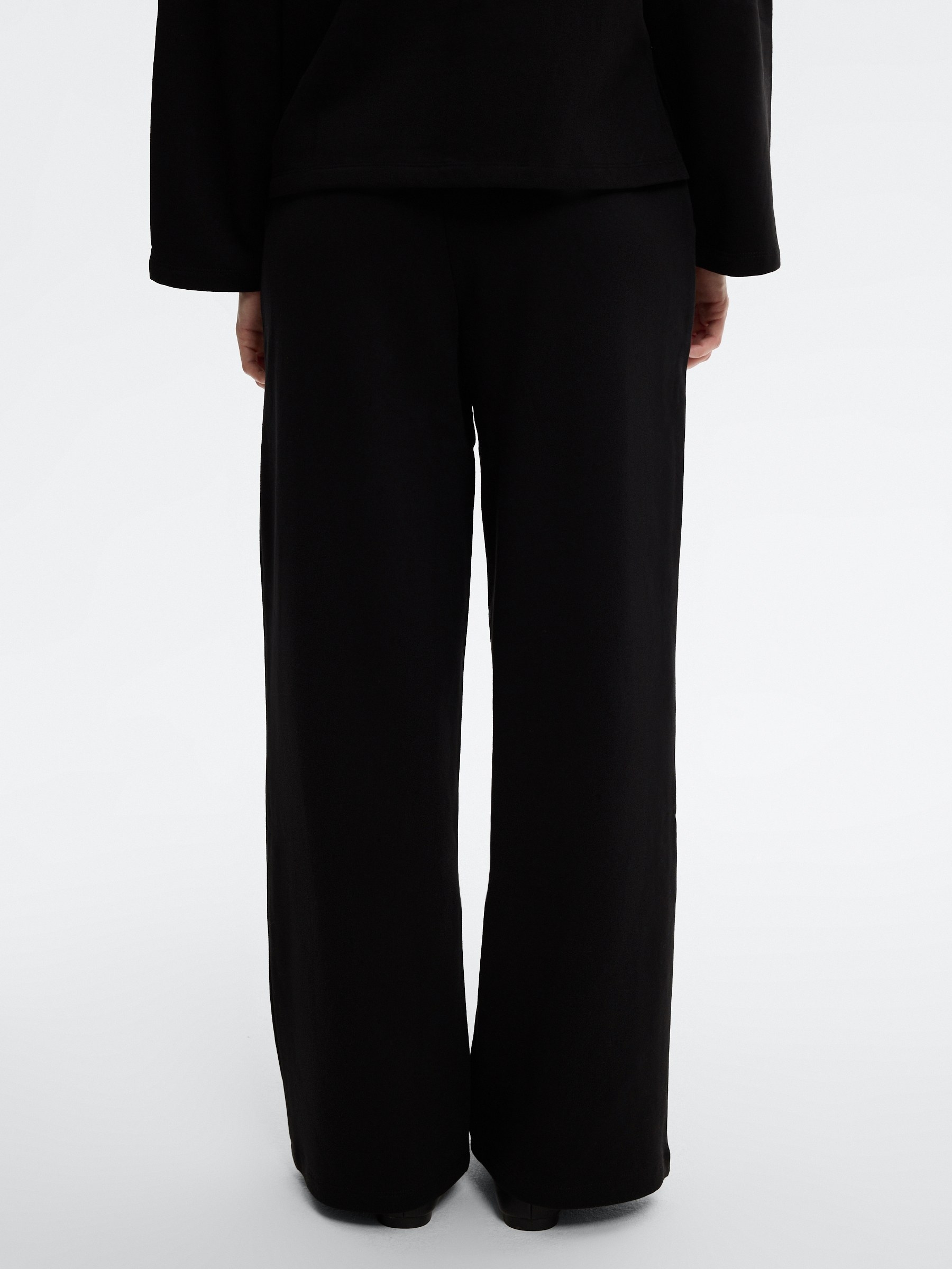 Pantalón chándal wide leg negro vista general frontal