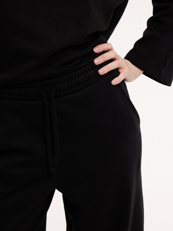 Calça de moletom wide leg preto vista detalhe