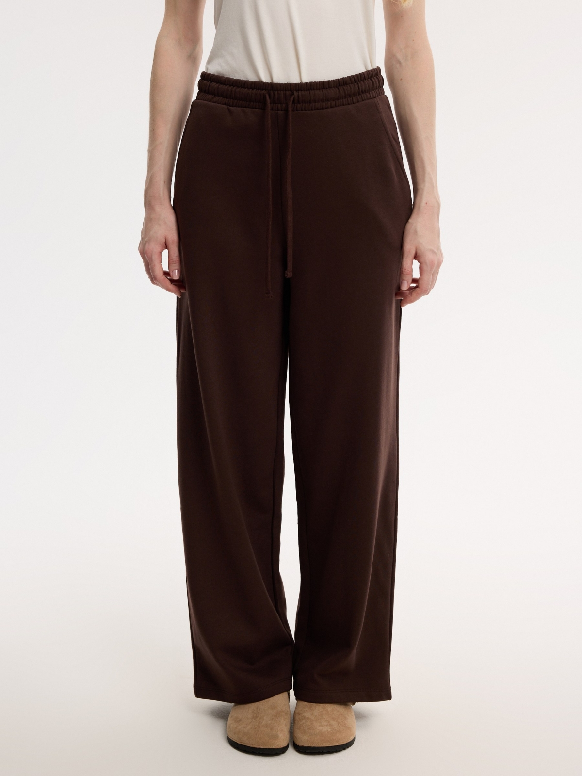 Calça de moletom wide leg chocolate vista meia frontal