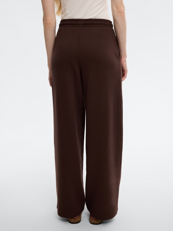 Calça de moletom wide leg chocolate vista meia traseira