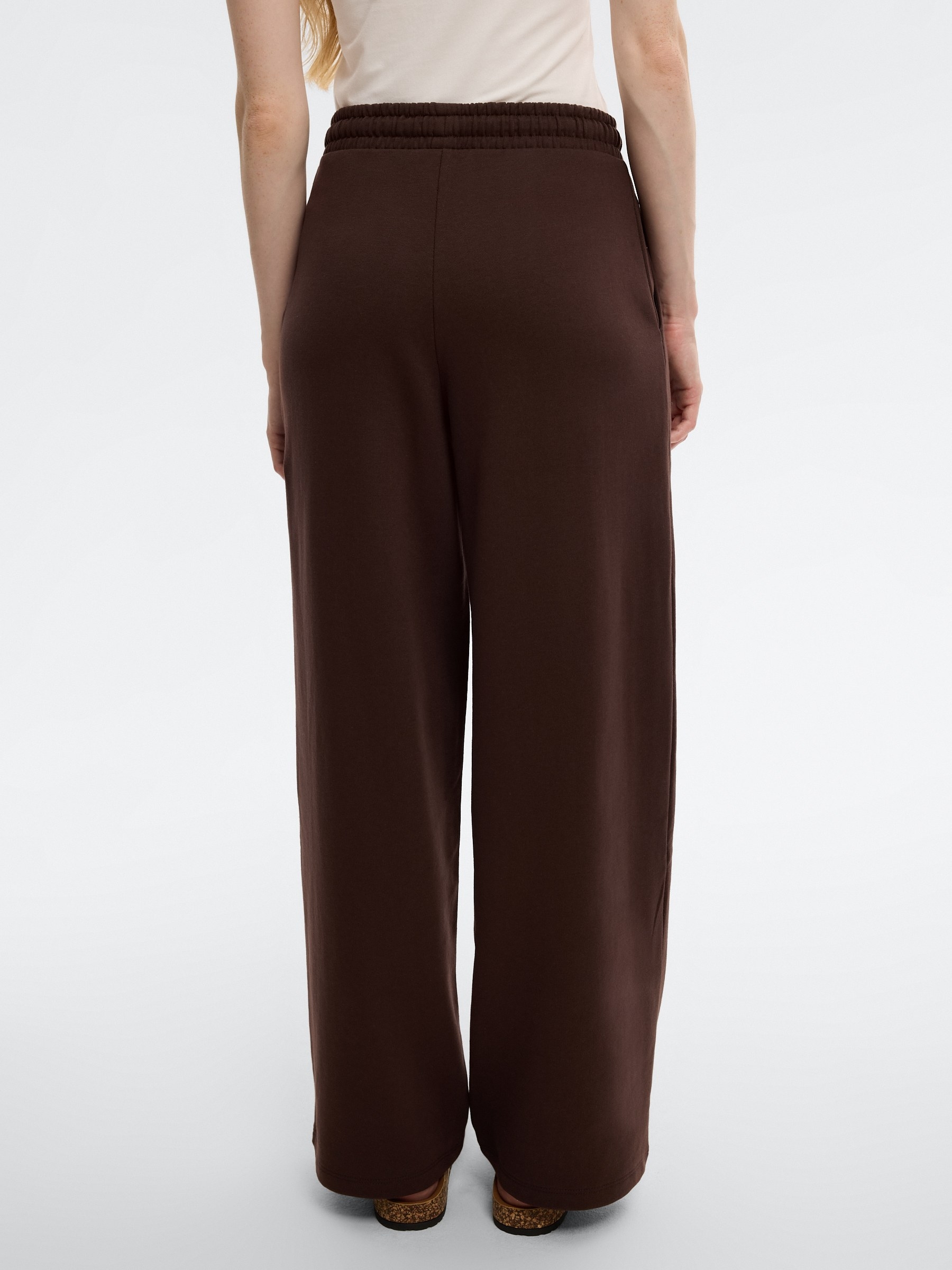 Pantalón chándal wide leg chocolate vista general frontal