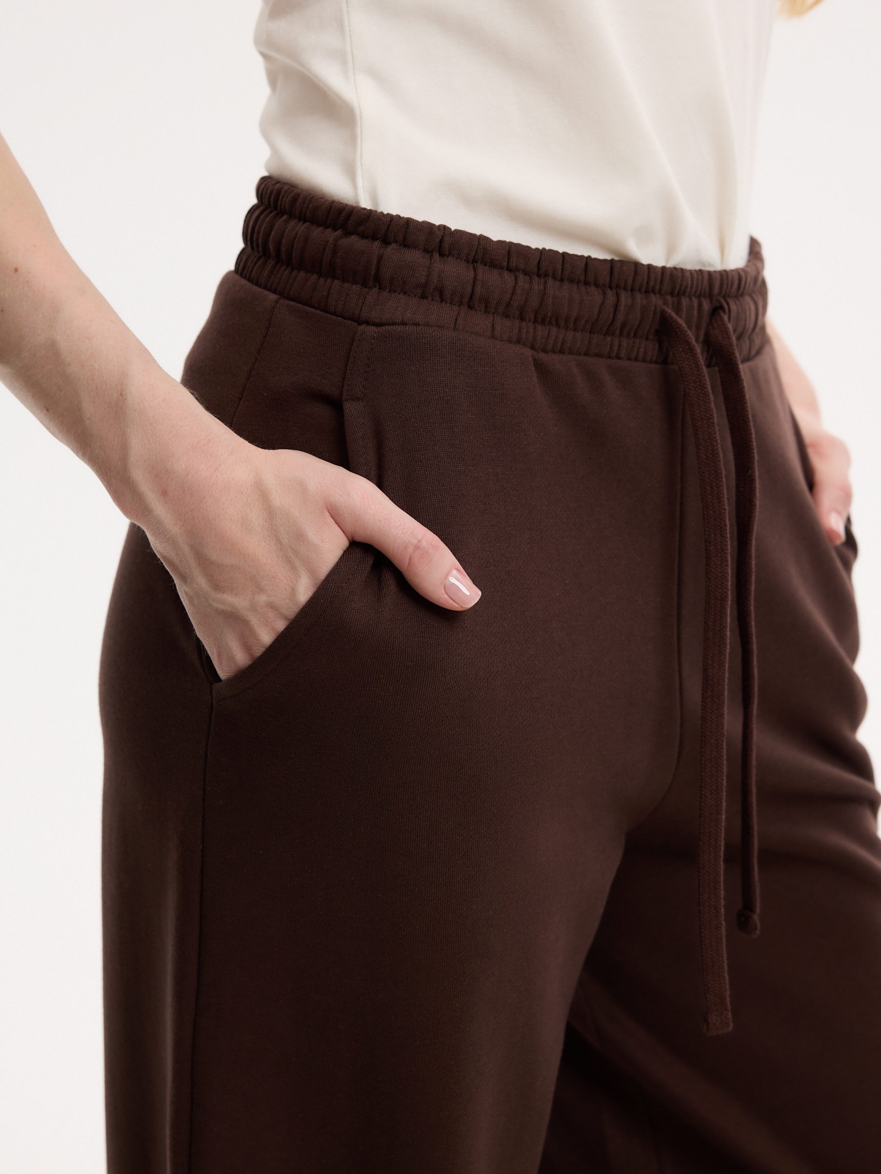 Calça de moletom wide leg chocolate vista geral frontal