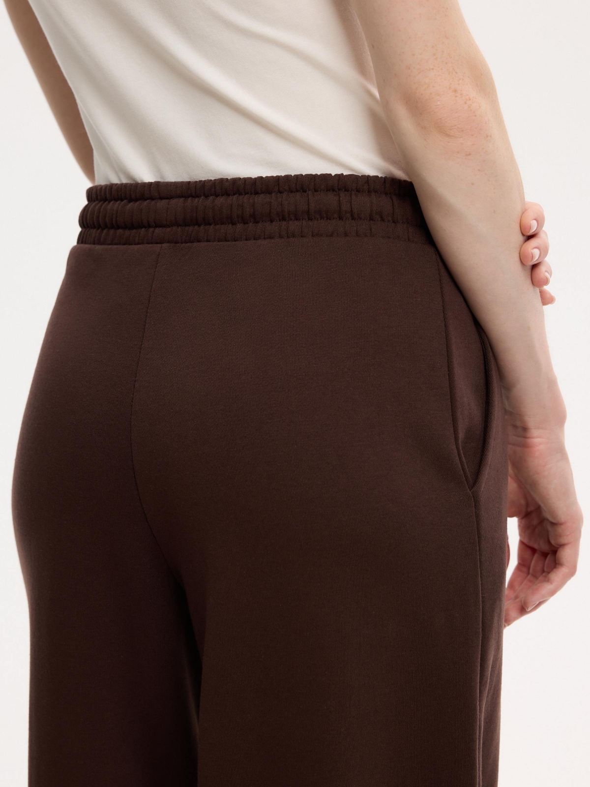 Calça de moletom wide leg chocolate vista detalhe