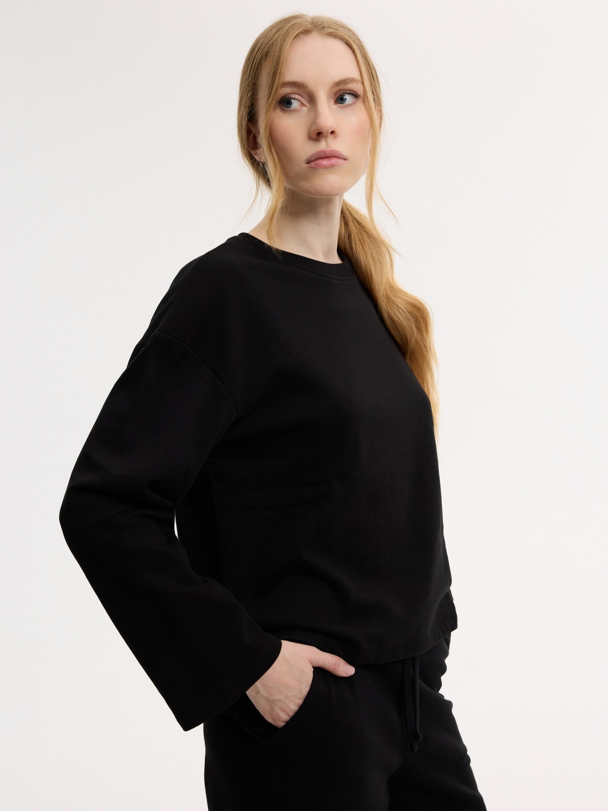 Basic crew neck fleece sweatshirt black detail view