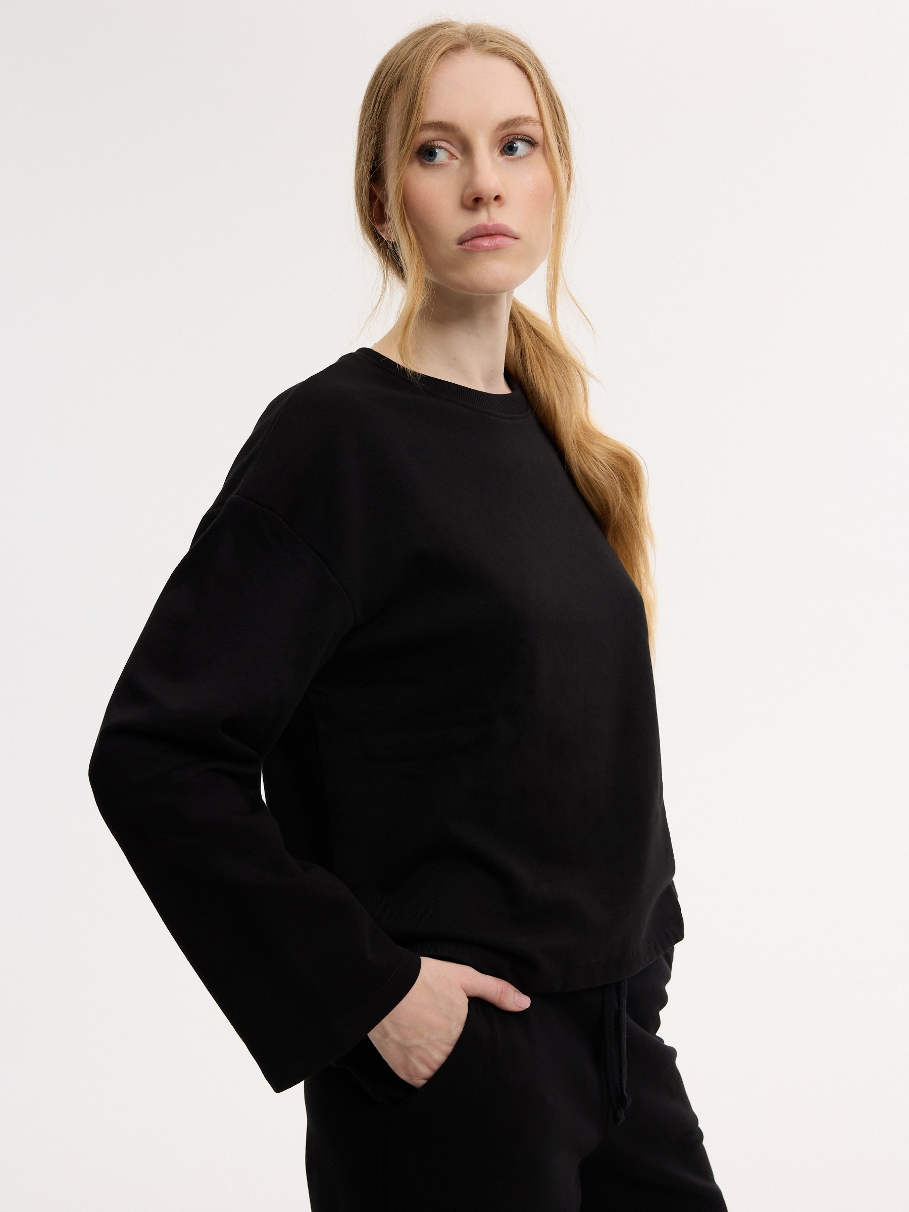 Moletom básico felpado com gola redonda preto vista meia frontal