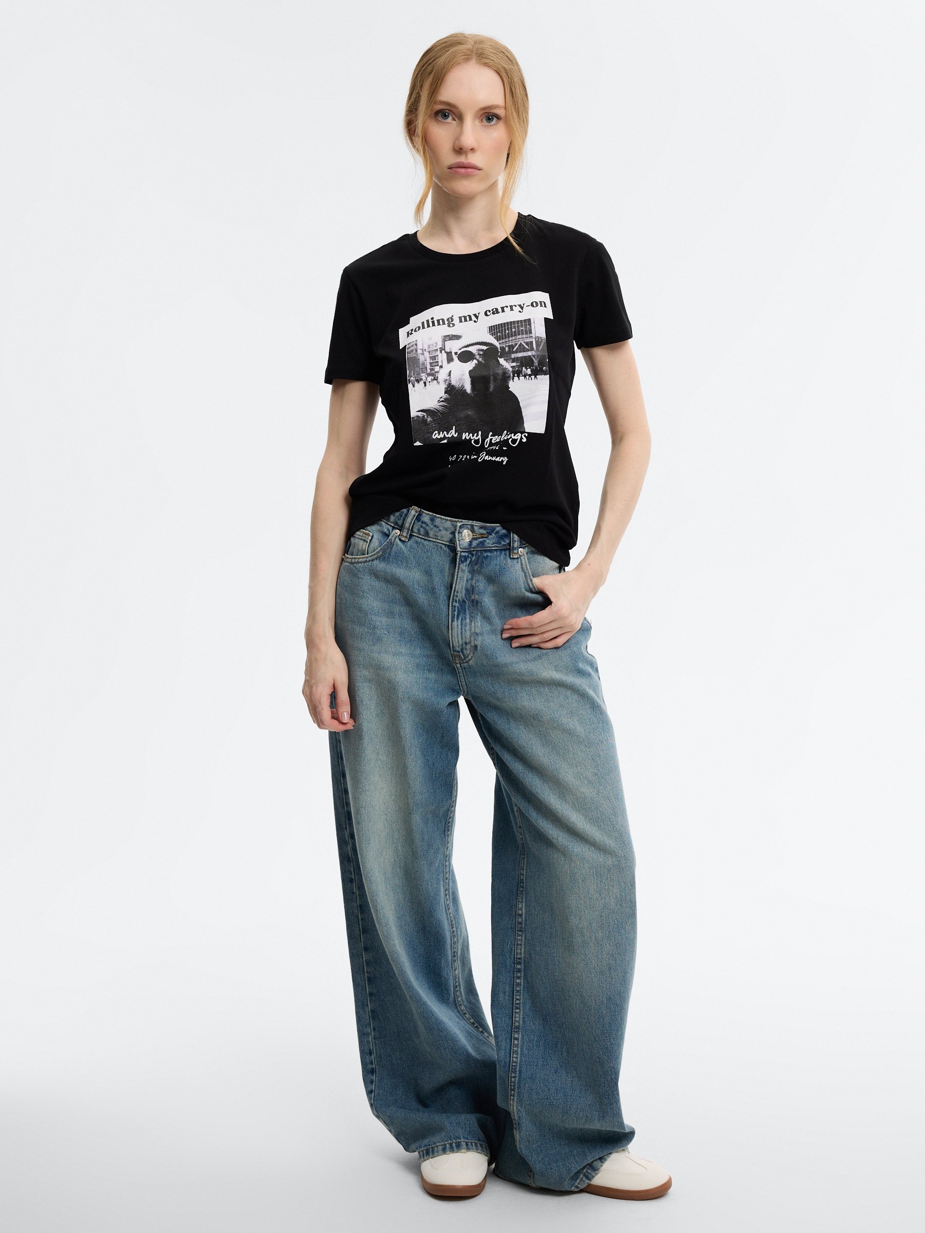 Camiseta estampada rolling preto vista meia frontal