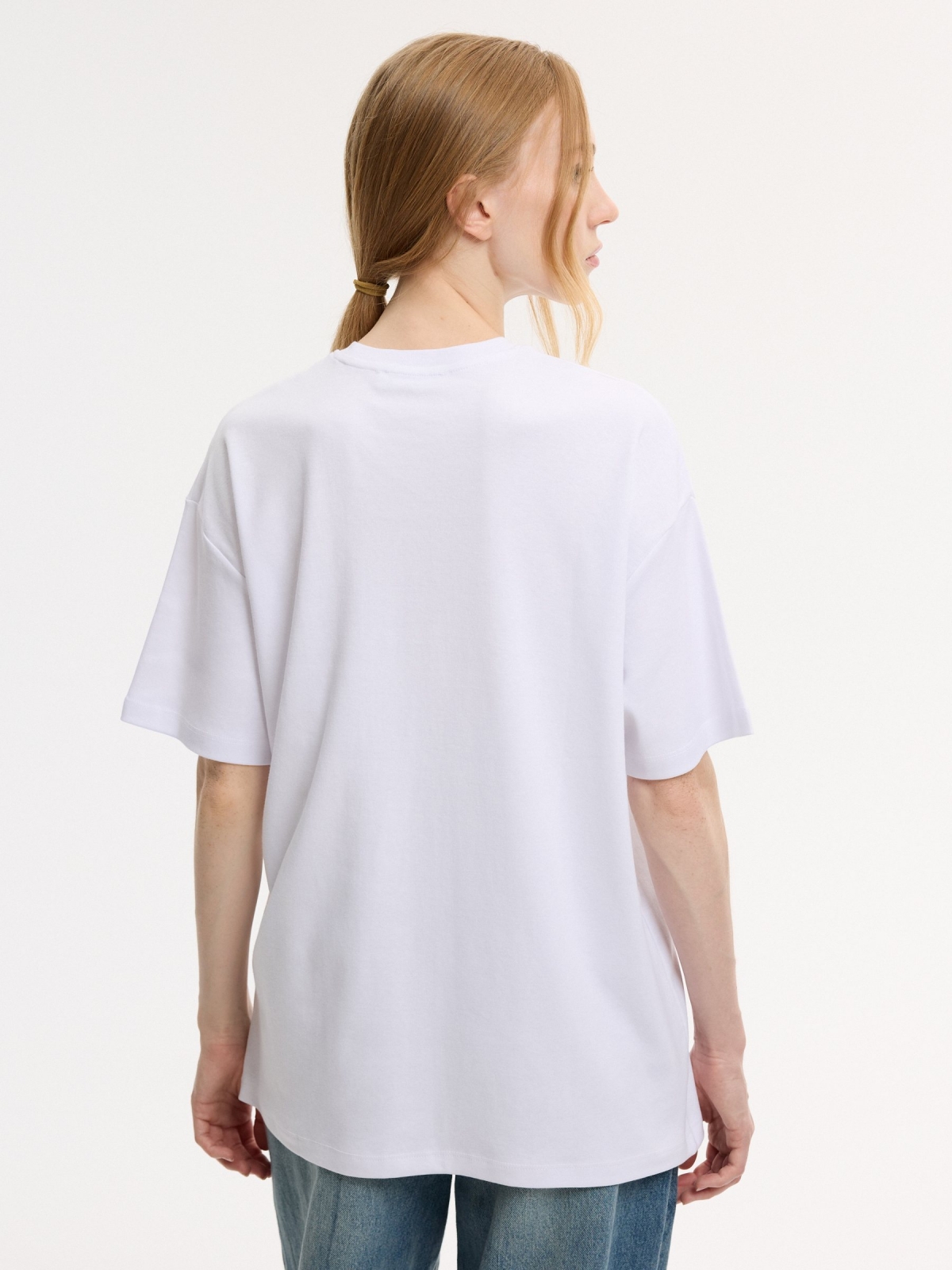 Camiseta oversized flores branco vista meia traseira