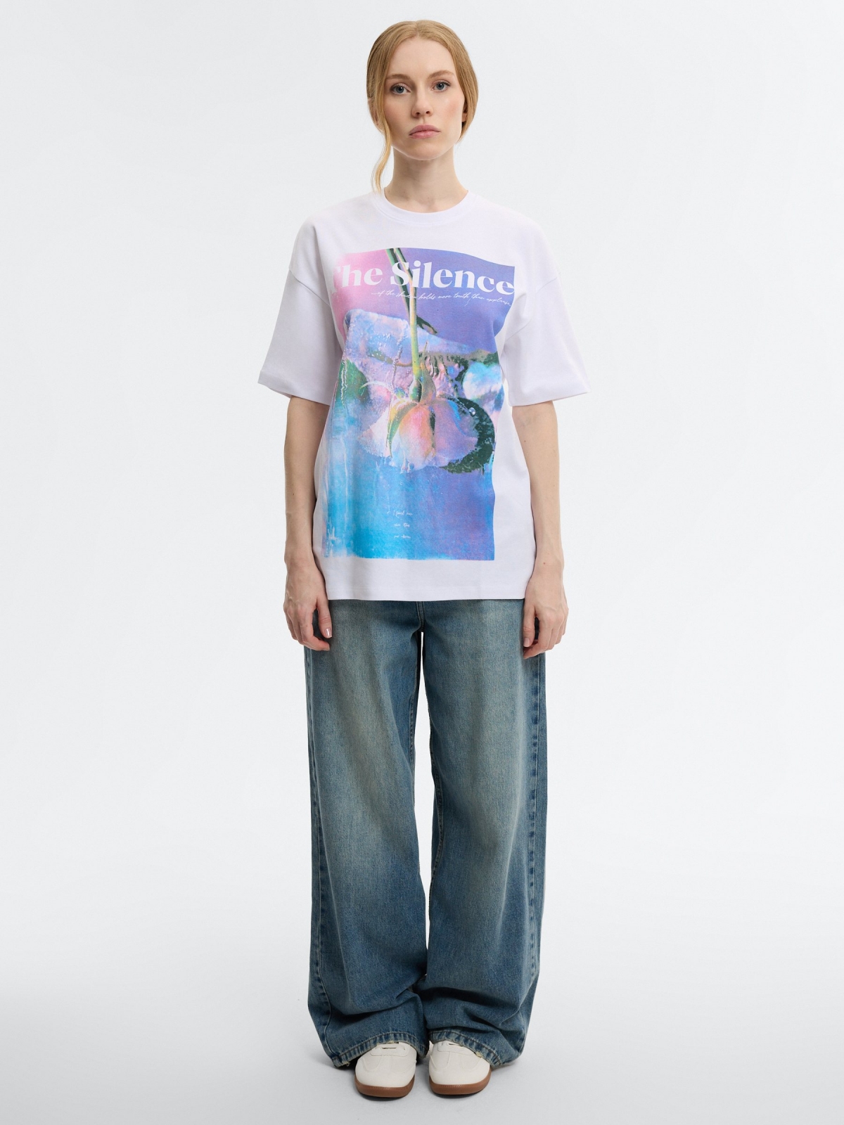 Camiseta oversized flores branco vista geral frontal