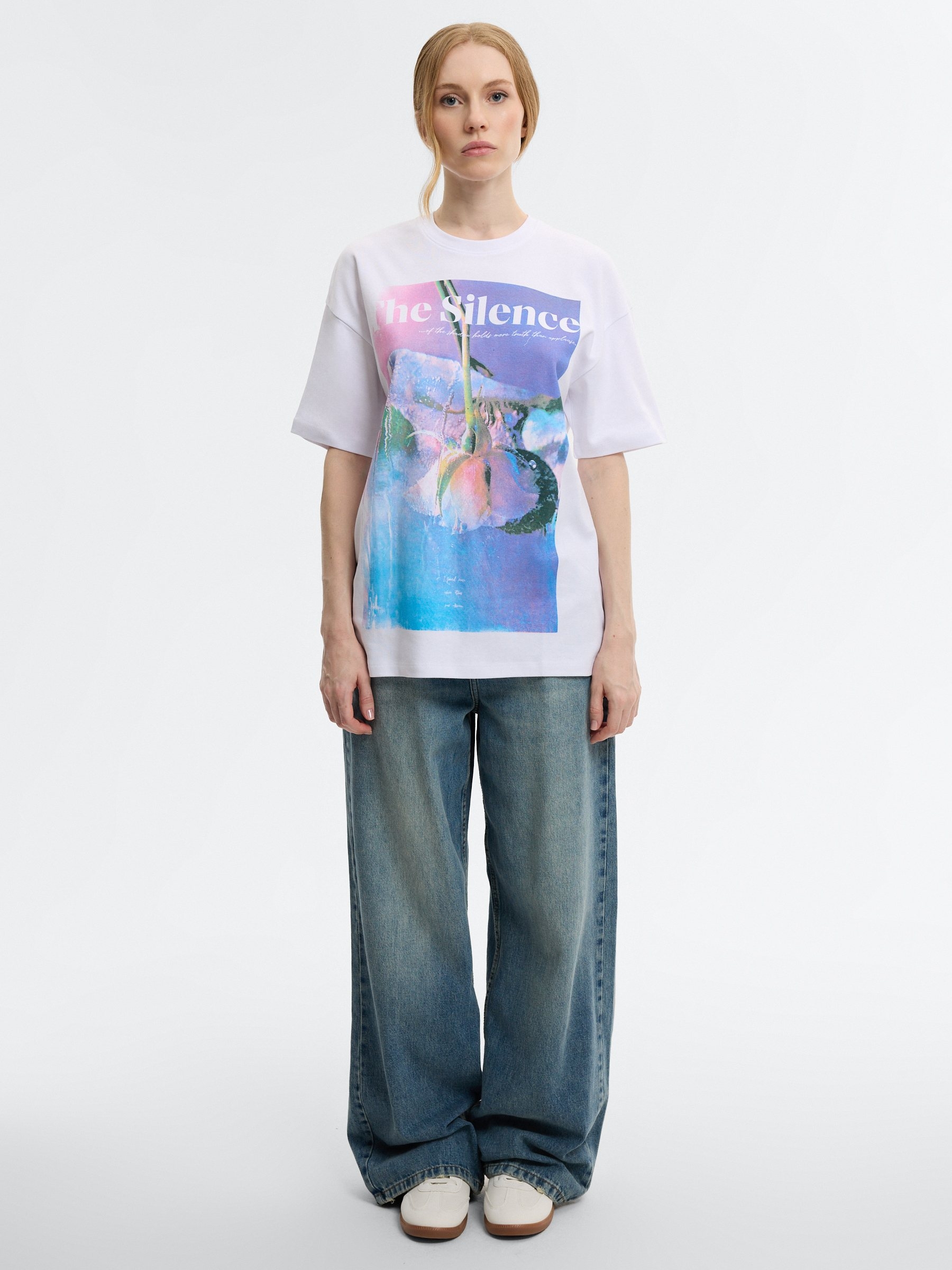 Camiseta oversized flores branco vista meia frontal
