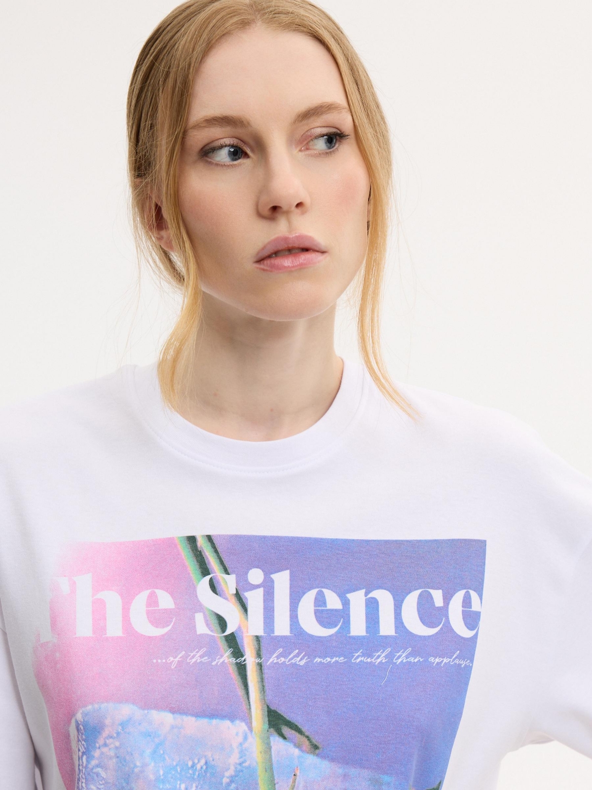 Camiseta oversized flores branco vista detalhe