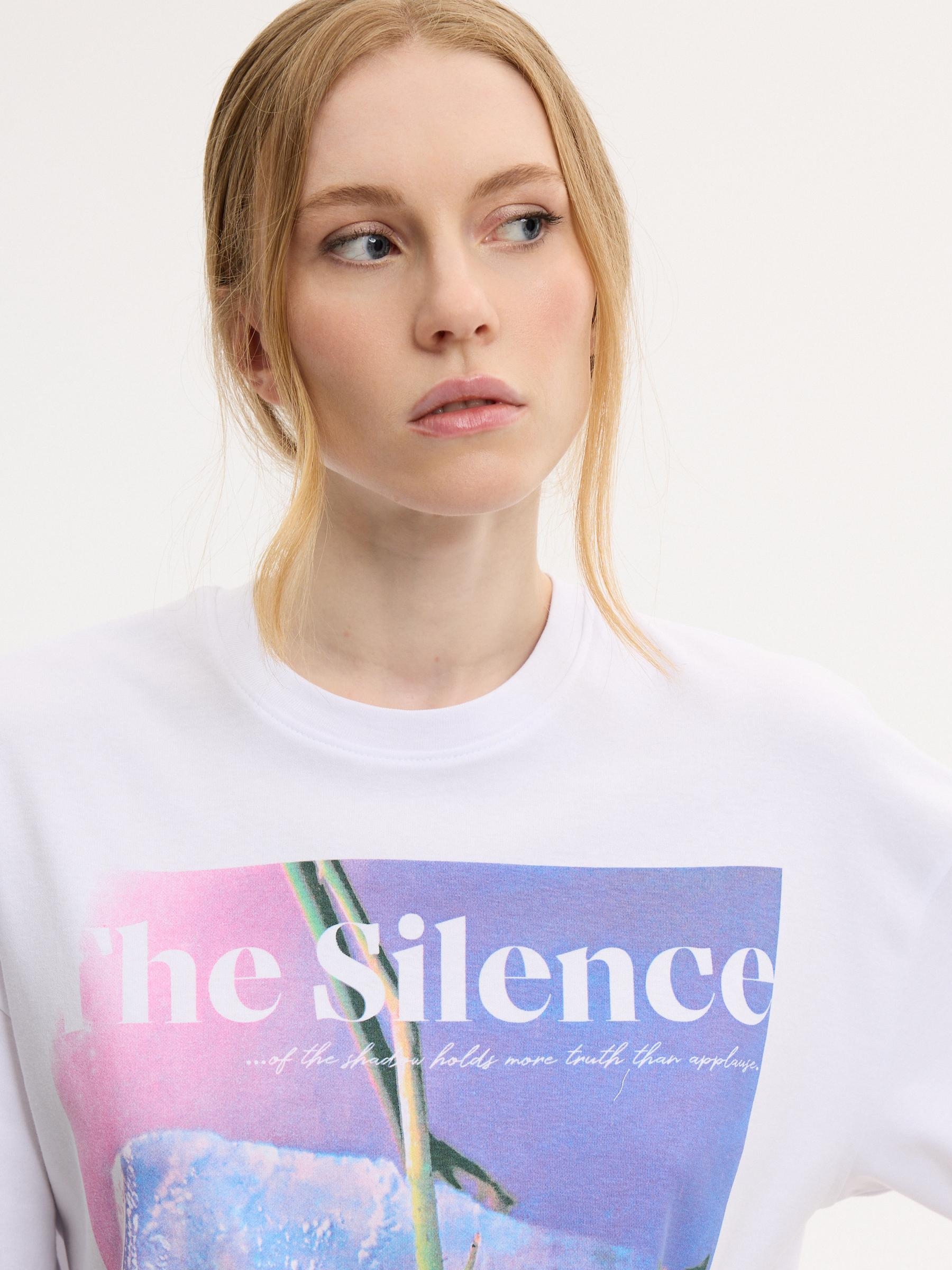 Camiseta oversized flores branco vista meia frontal