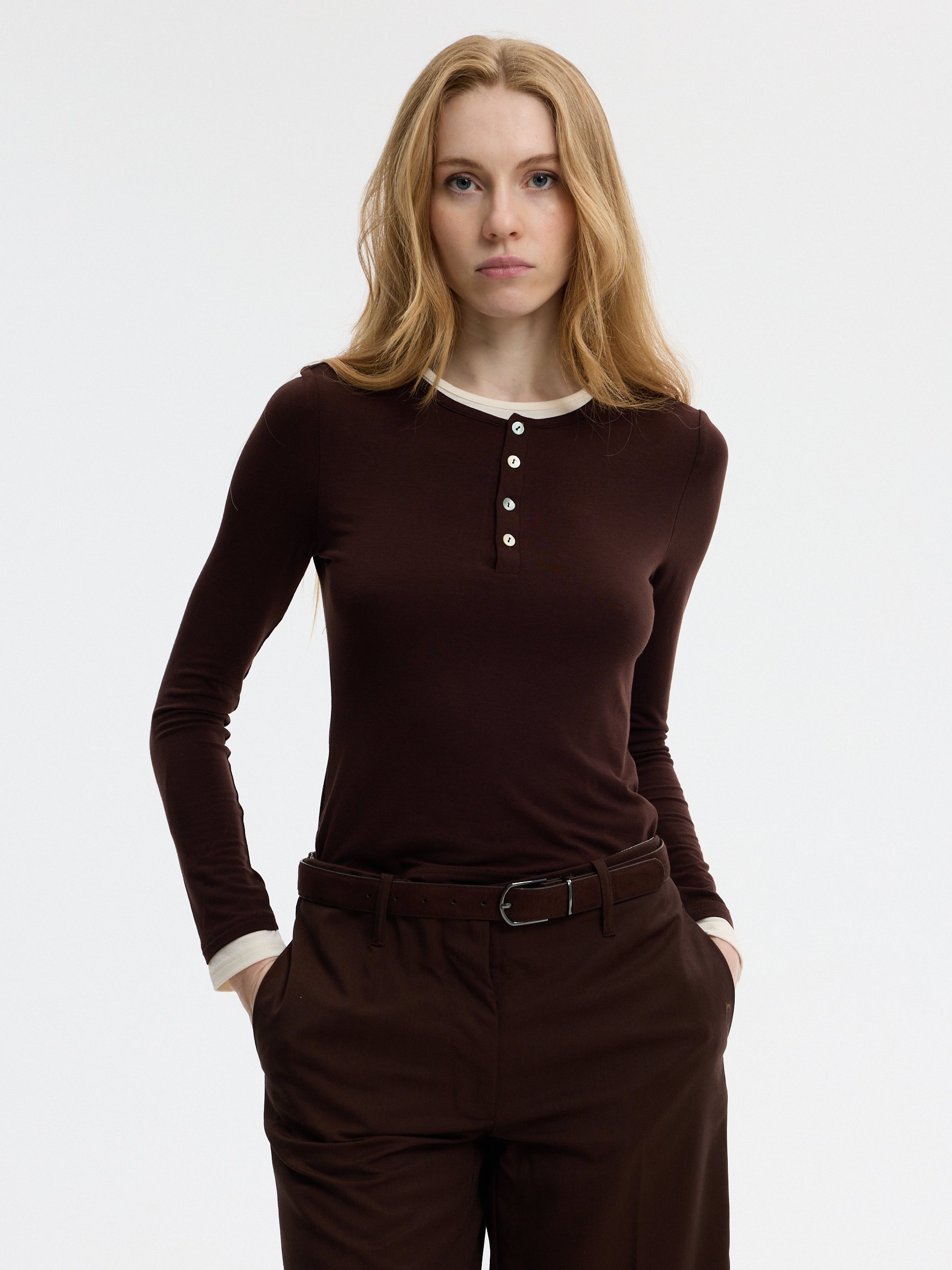 Double-button T-shirt chocolate middle front view