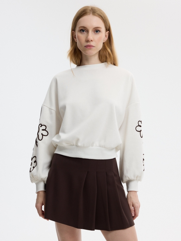 Moletom bordado manga bufante oversized off white vista meia frontal