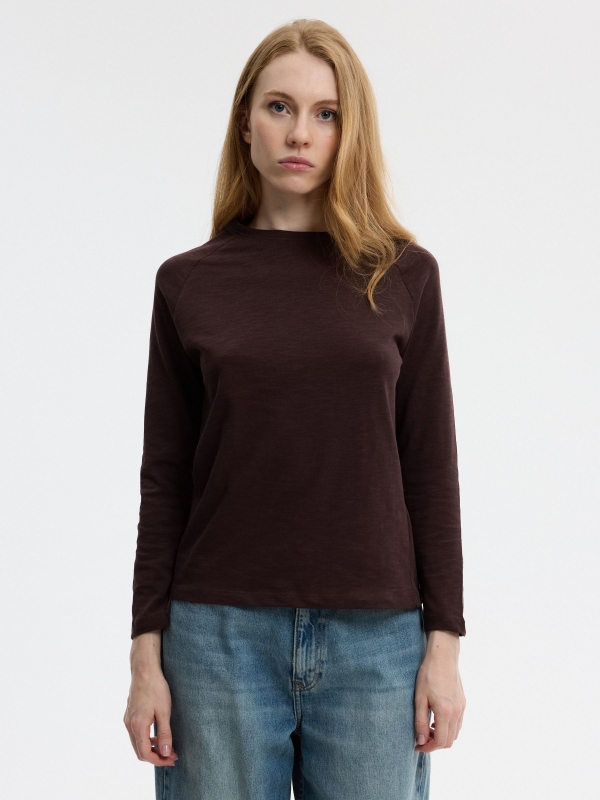Camiseta básica gola canoa chocolate vista meia frontal