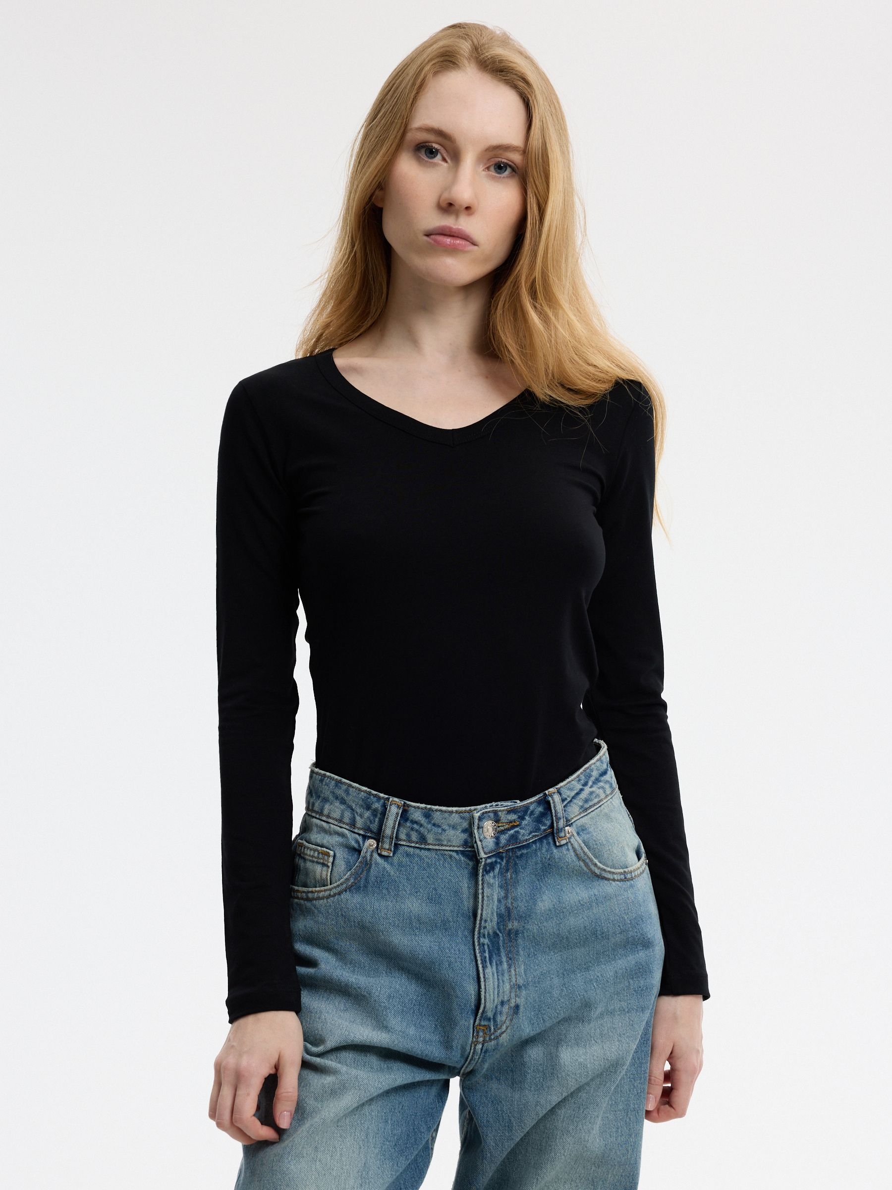 Camiseta básica manga longa gola canoa preto vista meia frontal