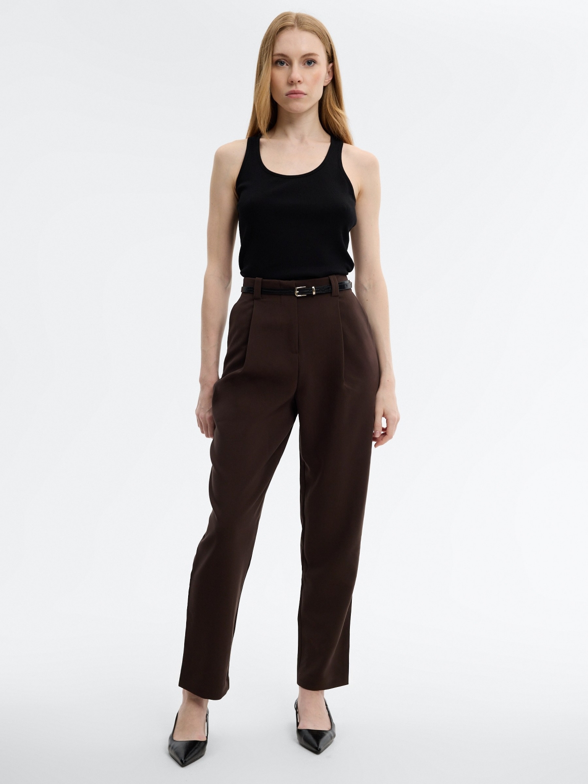 Calça fluida com pregas e cinto chocolate vista geral frontal
