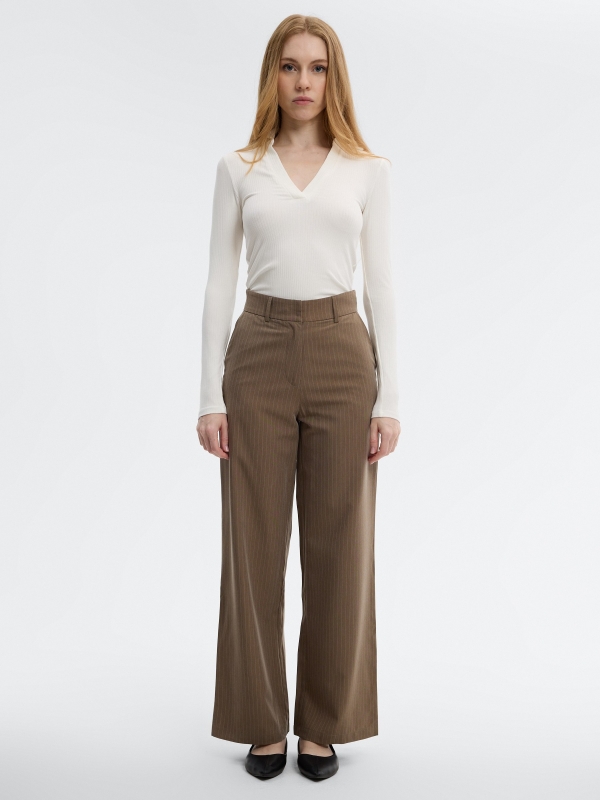 Pantalón recto rayas tiro medio taupe vista general frontal