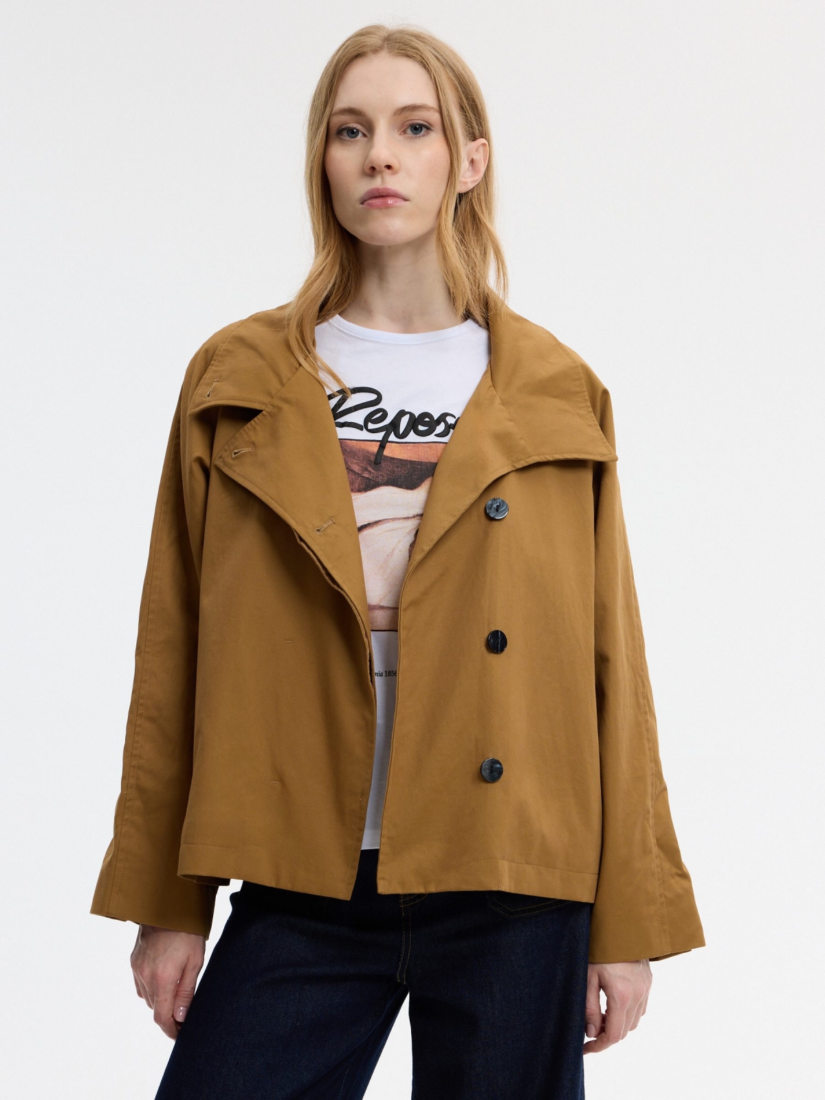 Trench corto oversized camel canela vista media frontal