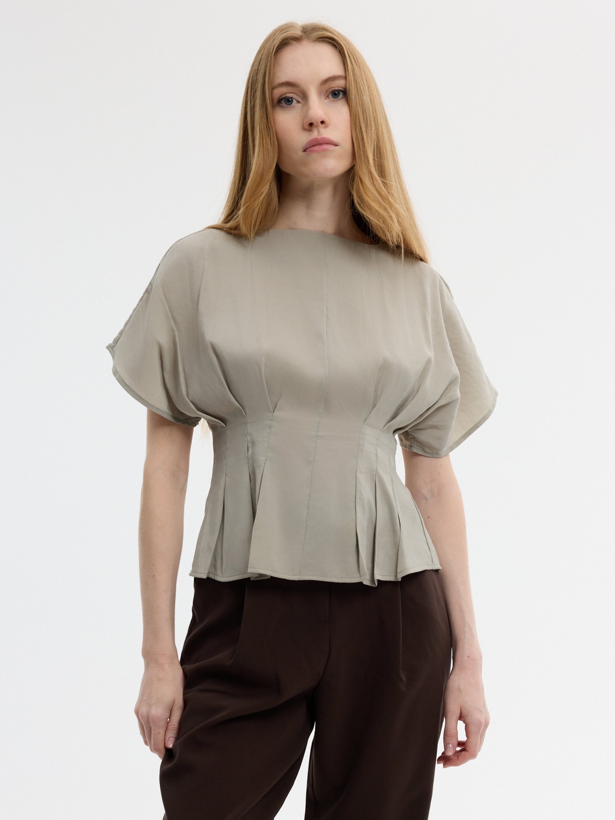 Blusa peplum ajustada em tencel verde acinzentado vista meia frontal