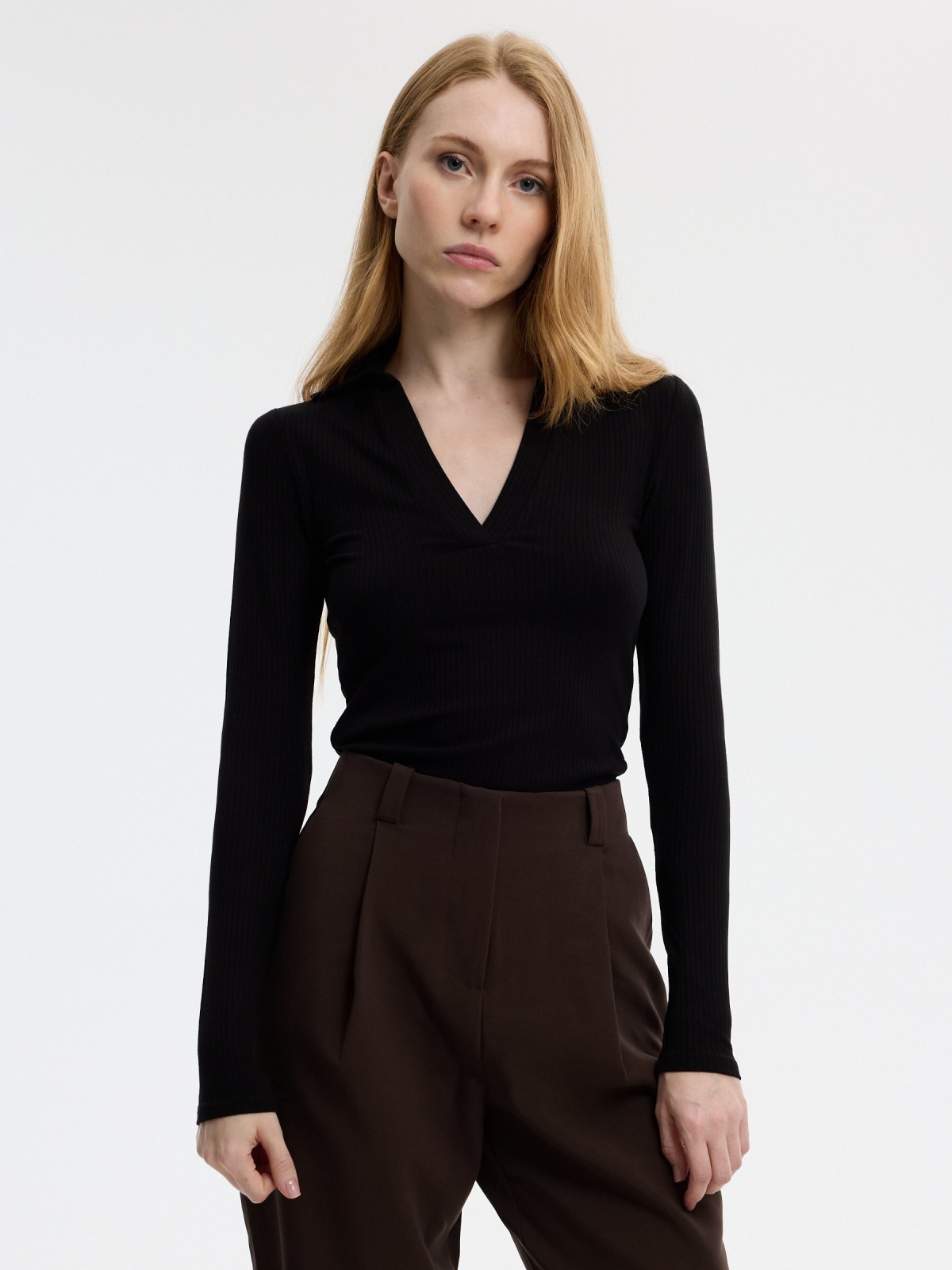 Polo básico canelado slim preto vista meia frontal