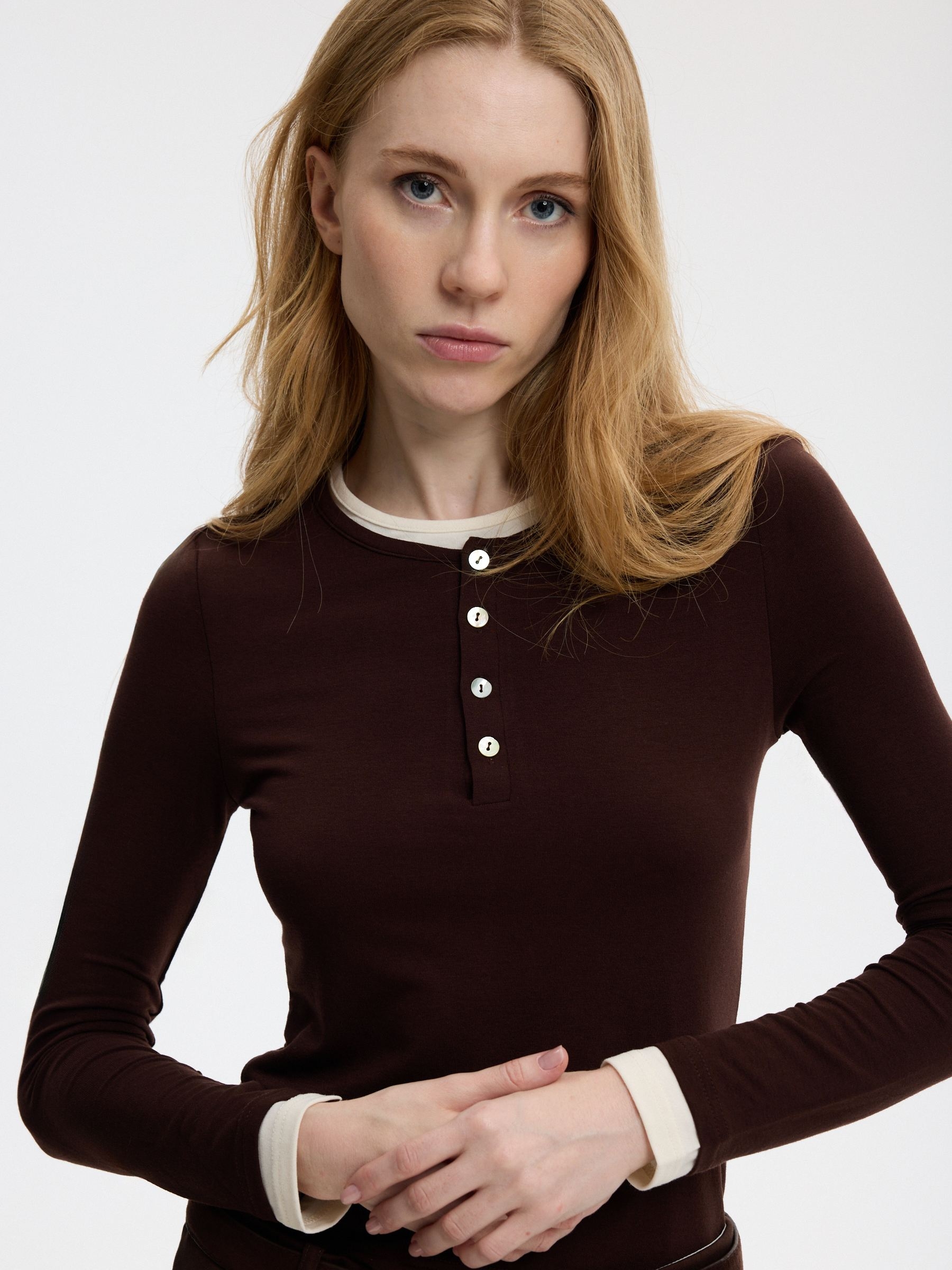 Double-button T-shirt chocolate middle front view