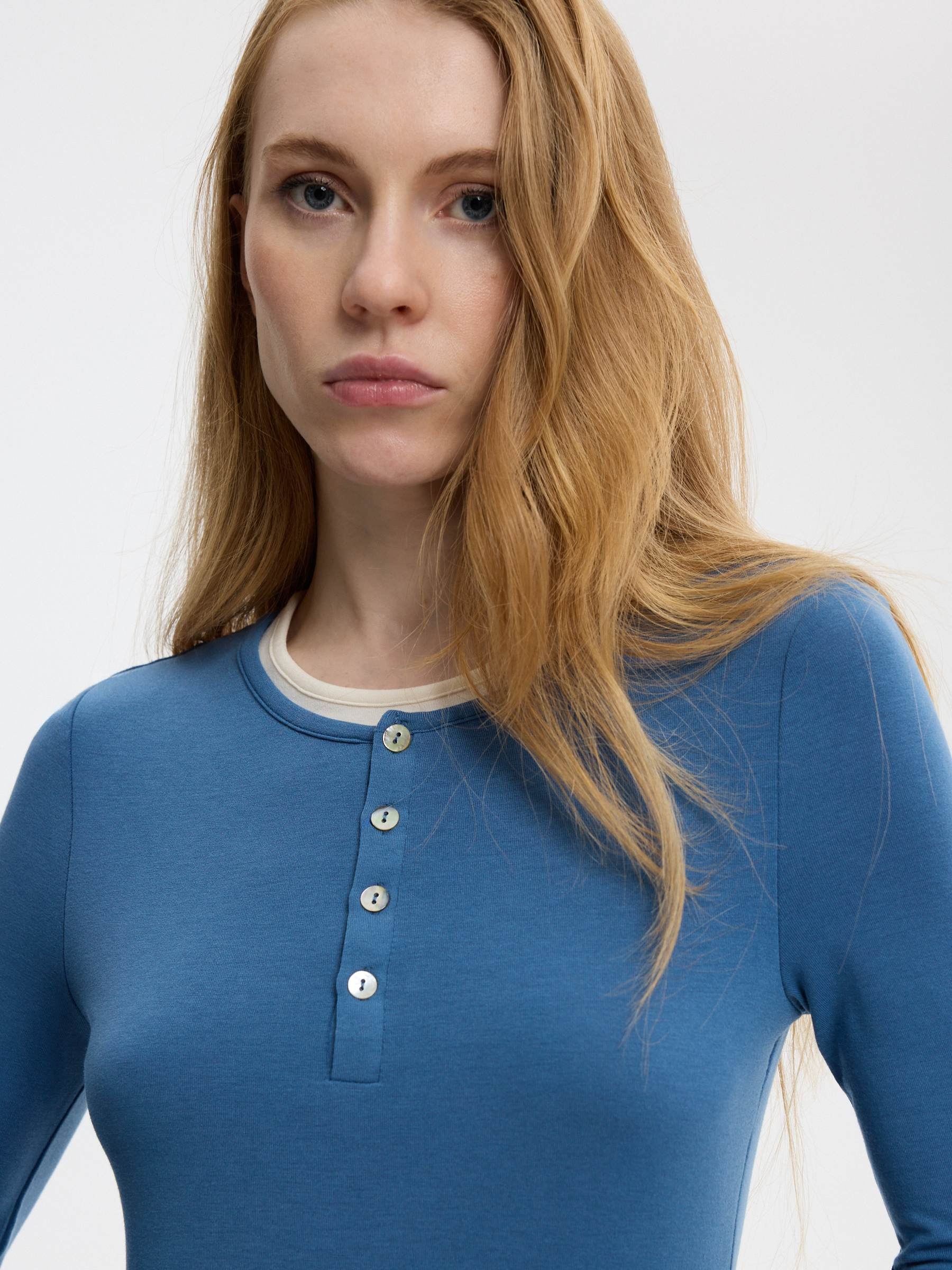 Camiseta doble botones azul acero vista media frontal