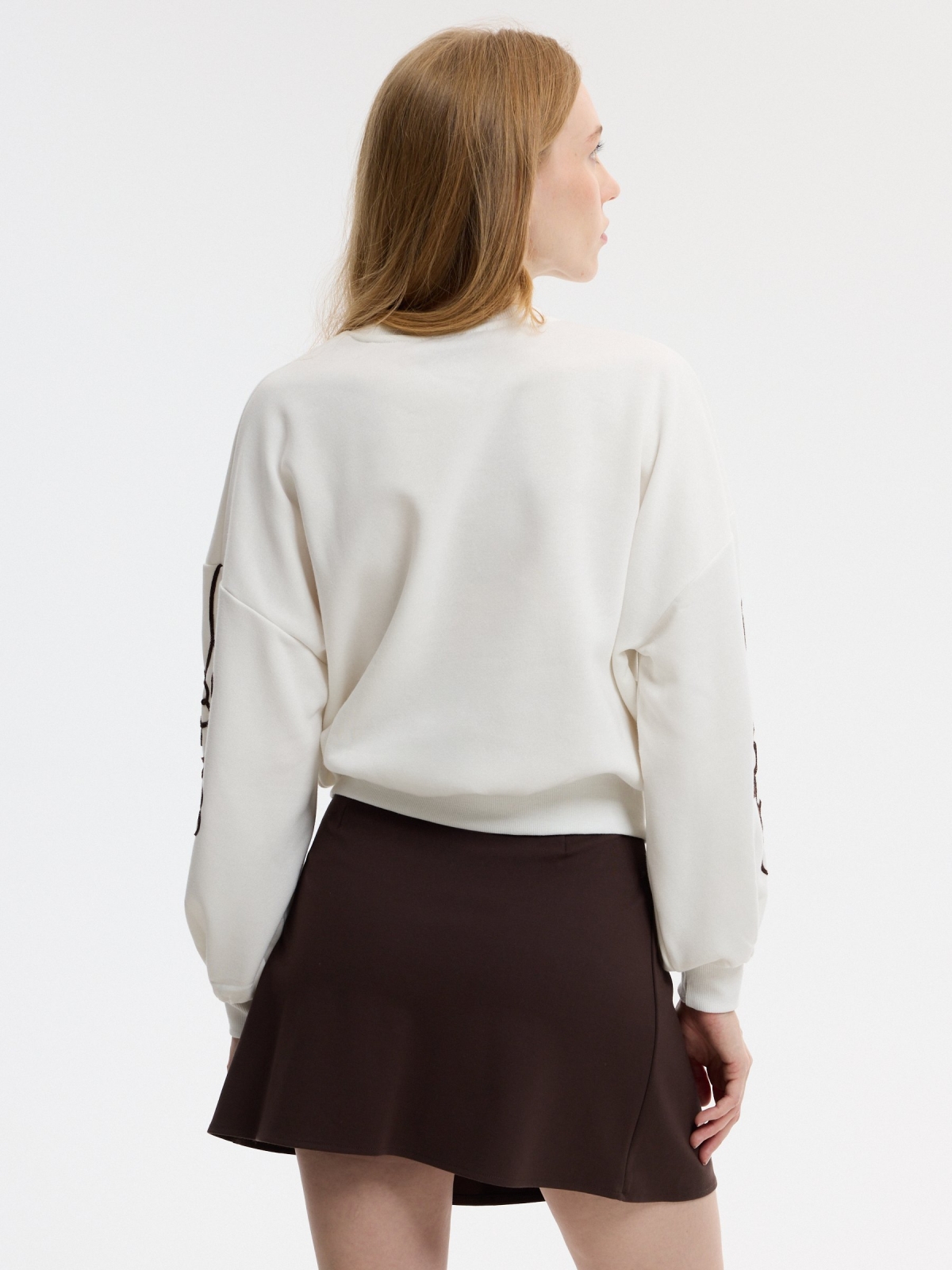 Moletom bordado manga bufante oversized off white vista meia traseira