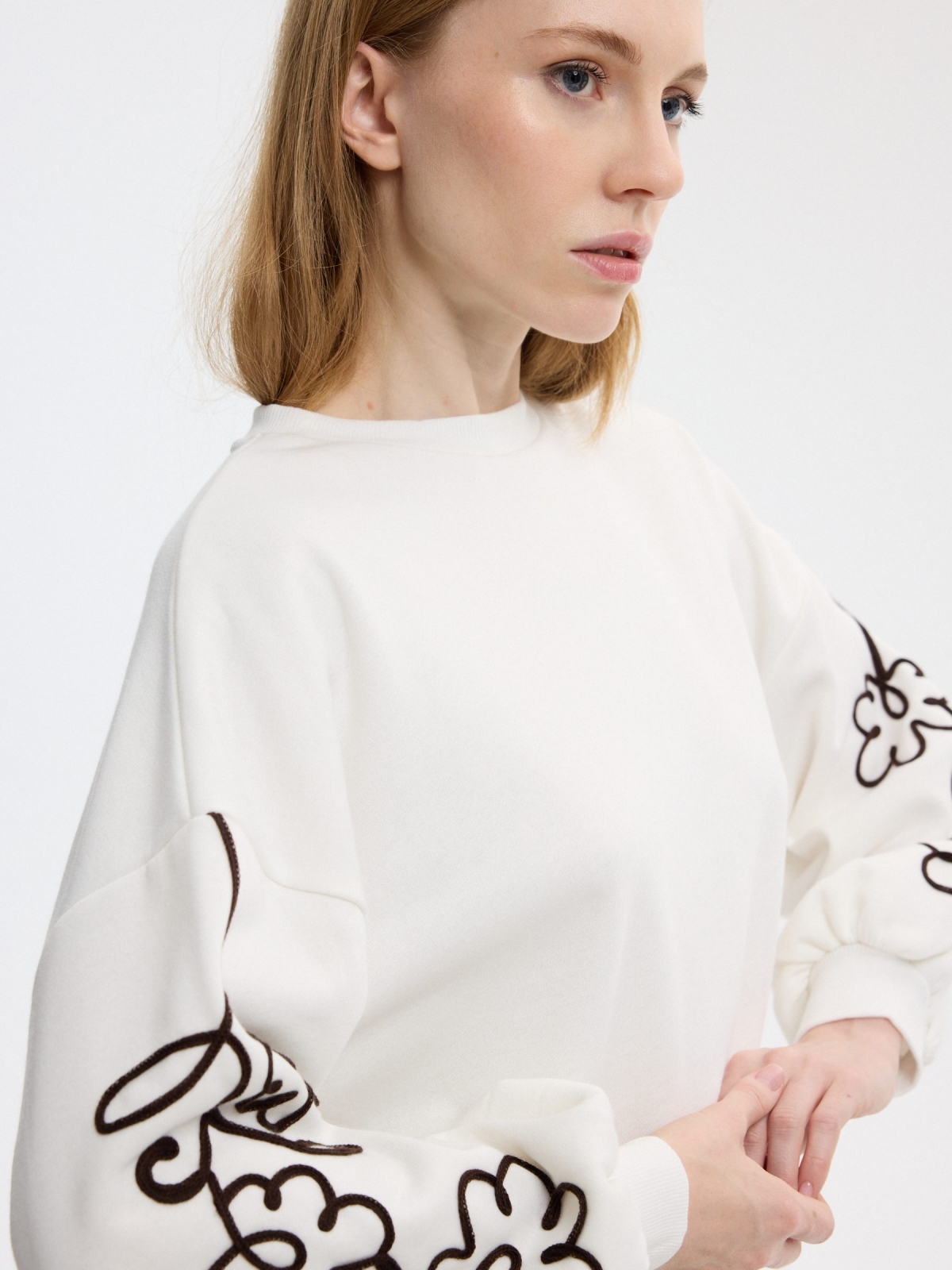 Sudadera bordada manga globo oversize blanco roto vista detalle