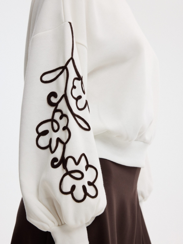 Sudadera bordada manga globo oversize blanco roto vista detalle