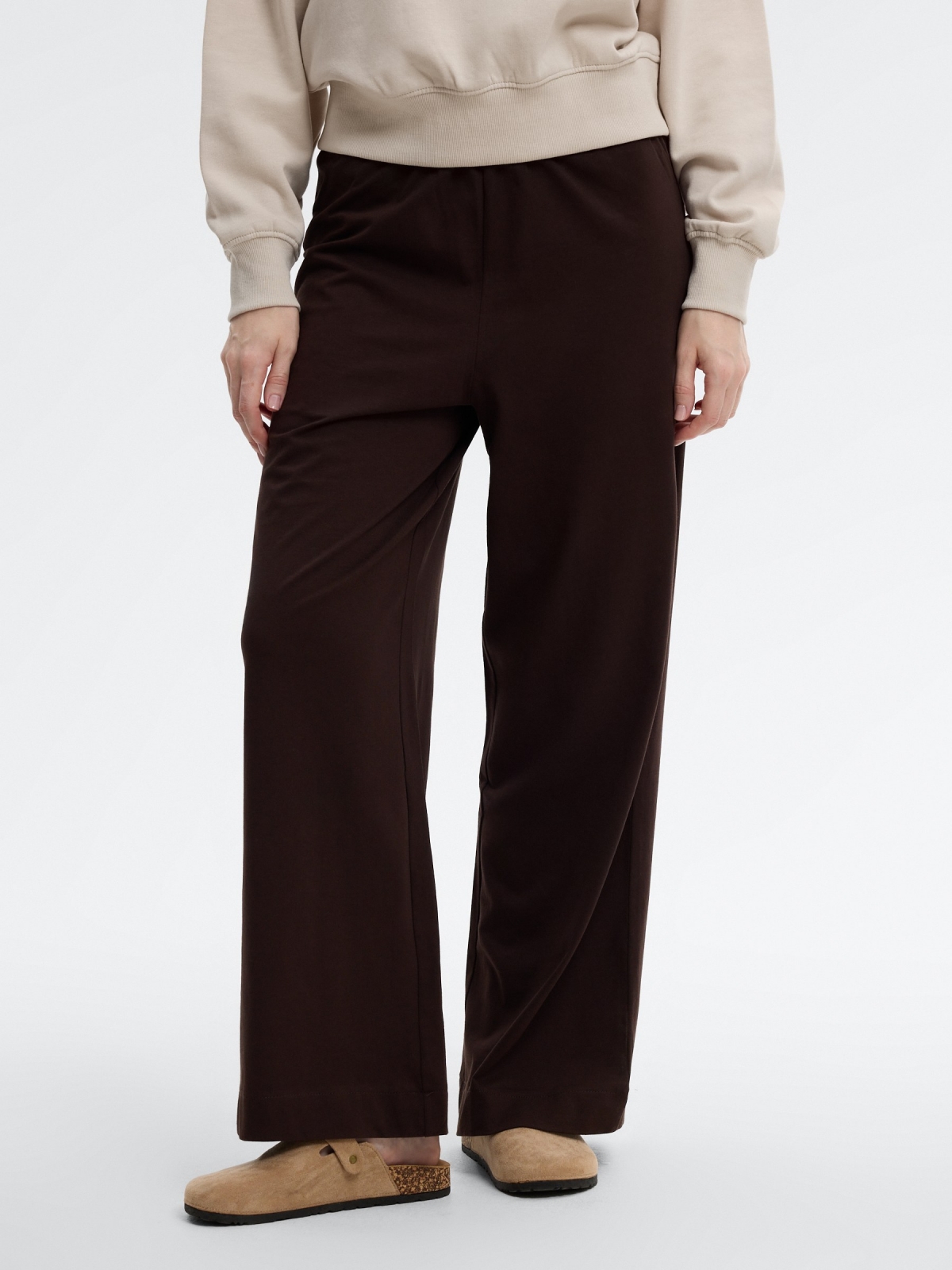 Pantalón maxi pinzas cinturón chocolate vista media frontal