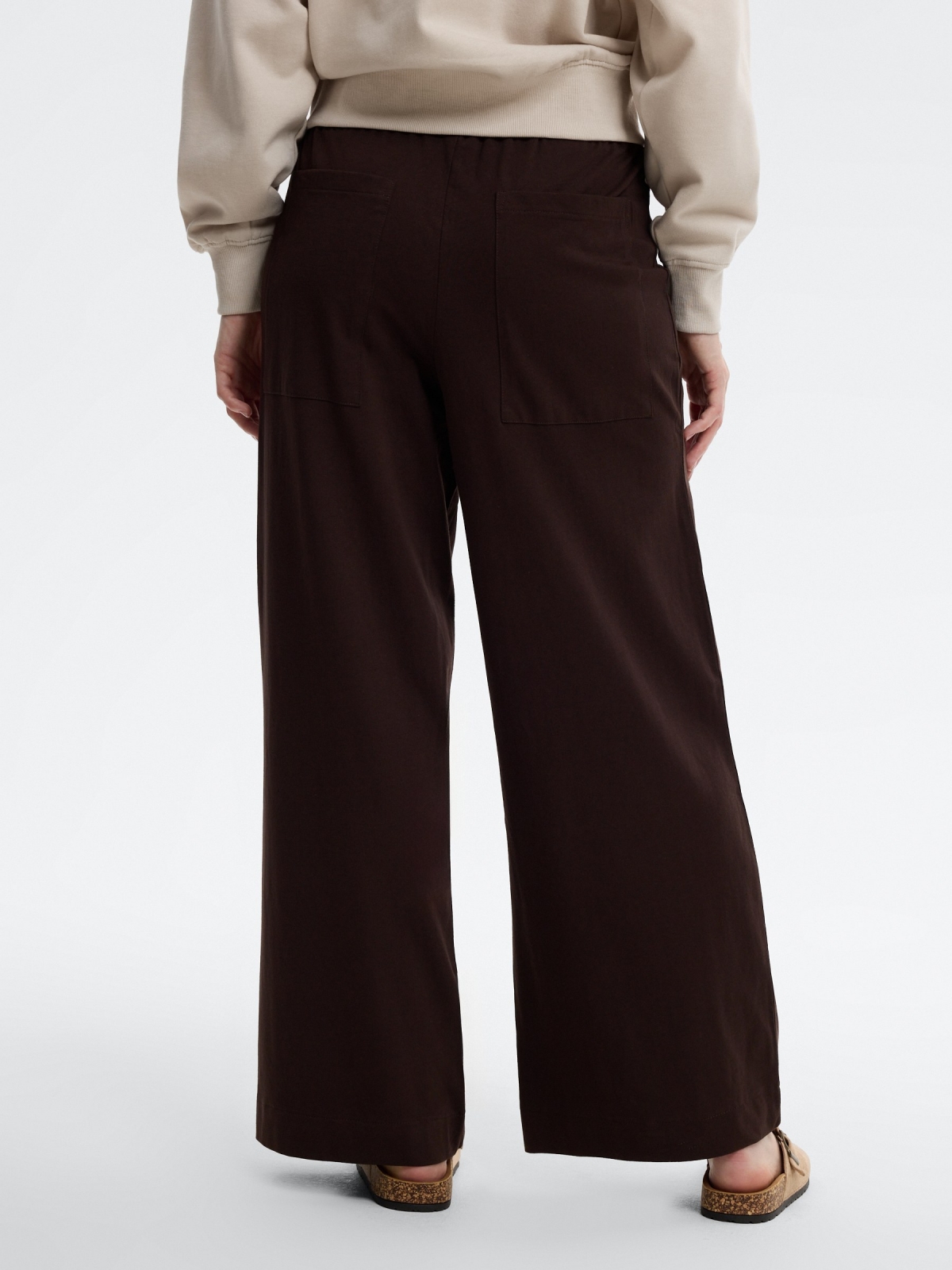 Pantalón maxi pinzas cinturón chocolate vista media trasera