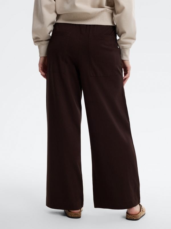 Calça maxi pregas cinto chocolate vista meia traseira