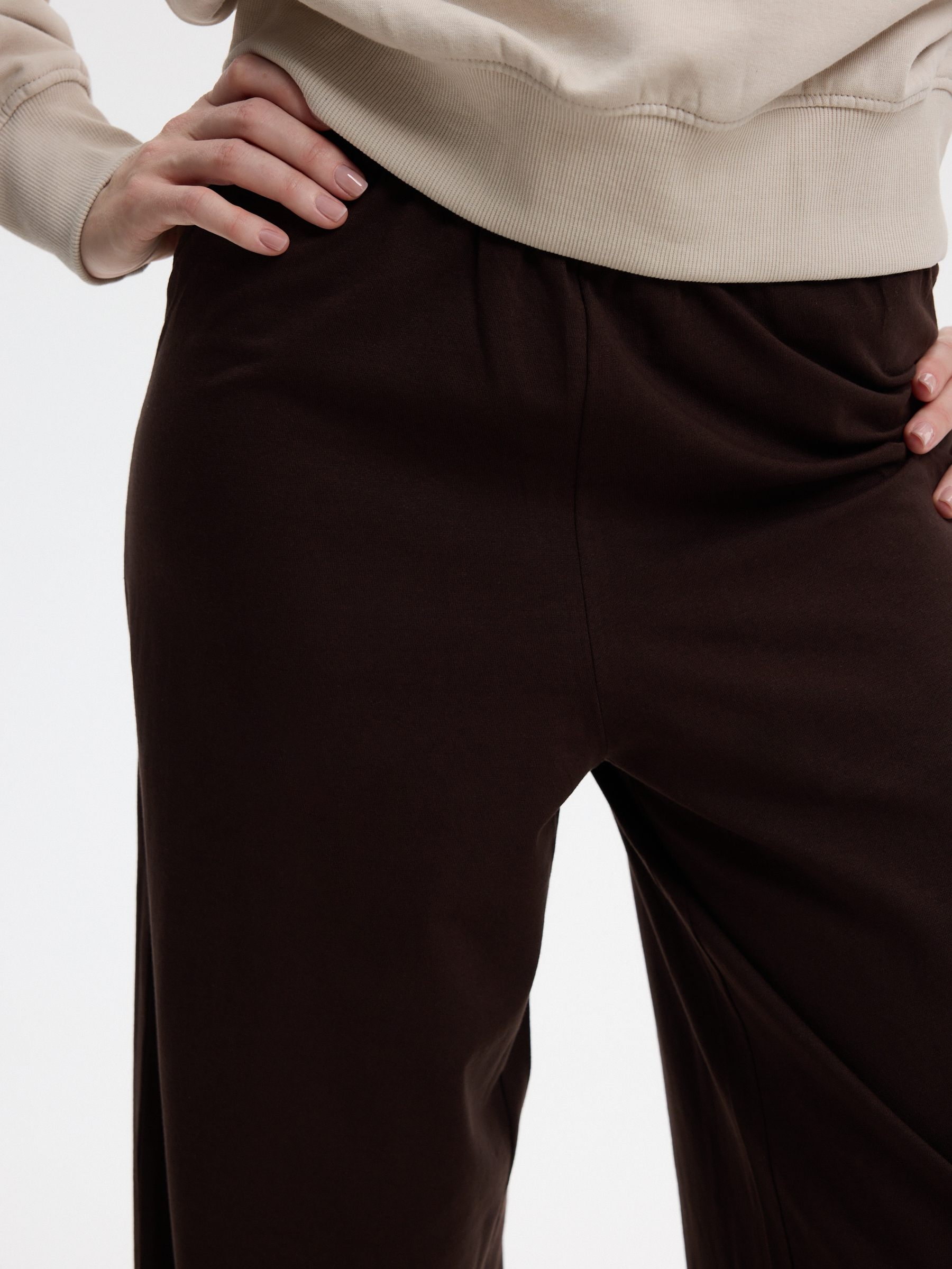 Maxi pleated trousers with belt chocolate front view