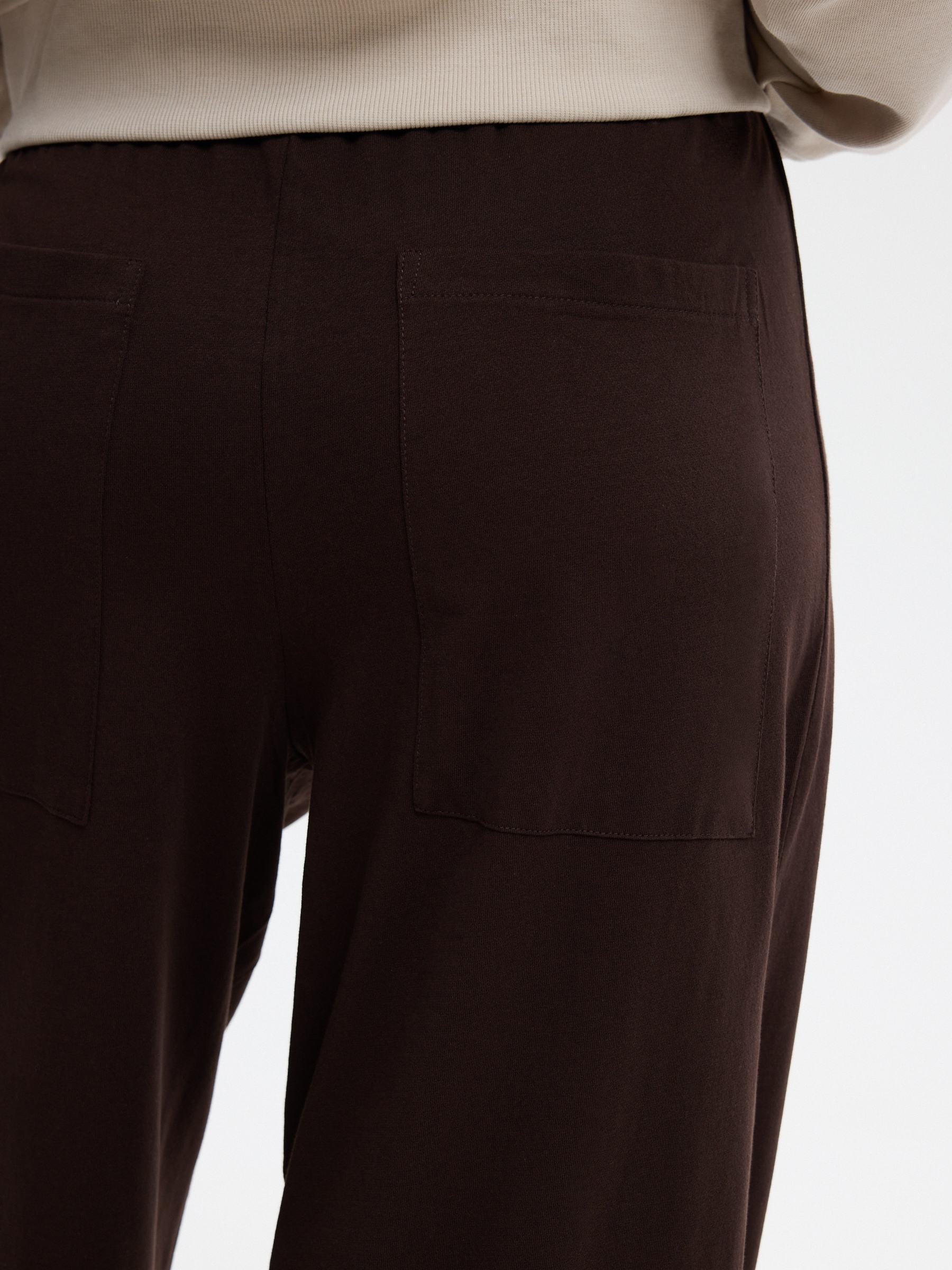 Maxi pleated trousers with belt chocolate front view