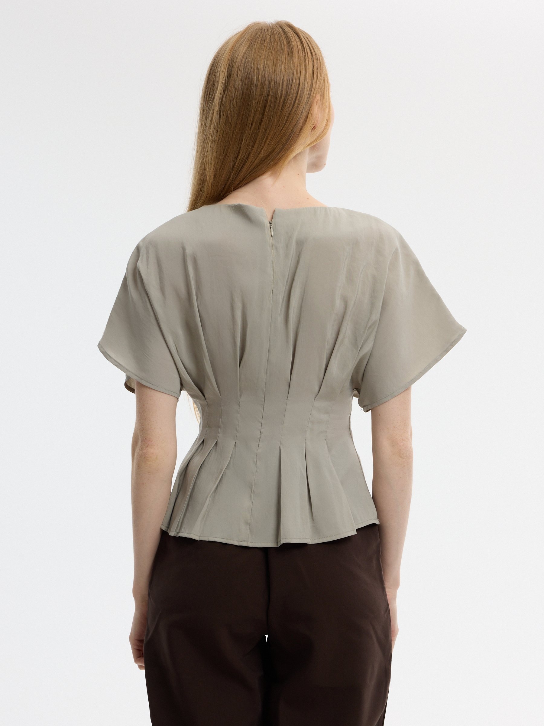 Blusa peplum entallada tencel verde grisáceo vista media frontal