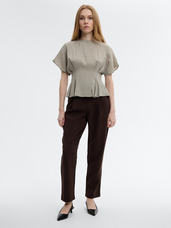 Blusa peplum entallada tencel verde grisáceo vista general frontal